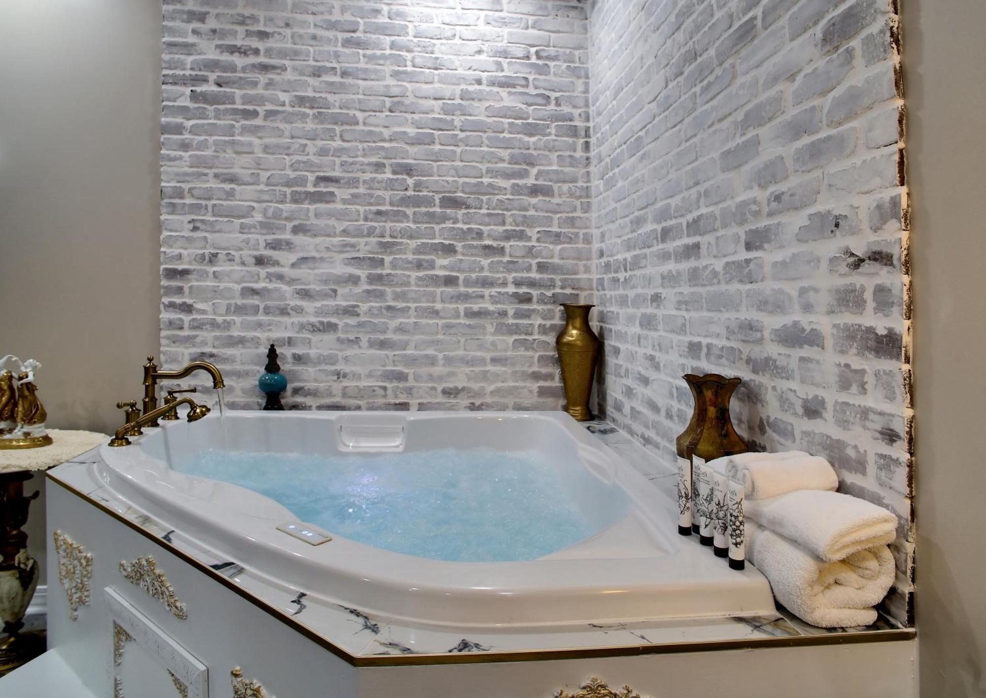 Habitación con cama extragrande y vistas a la piscina