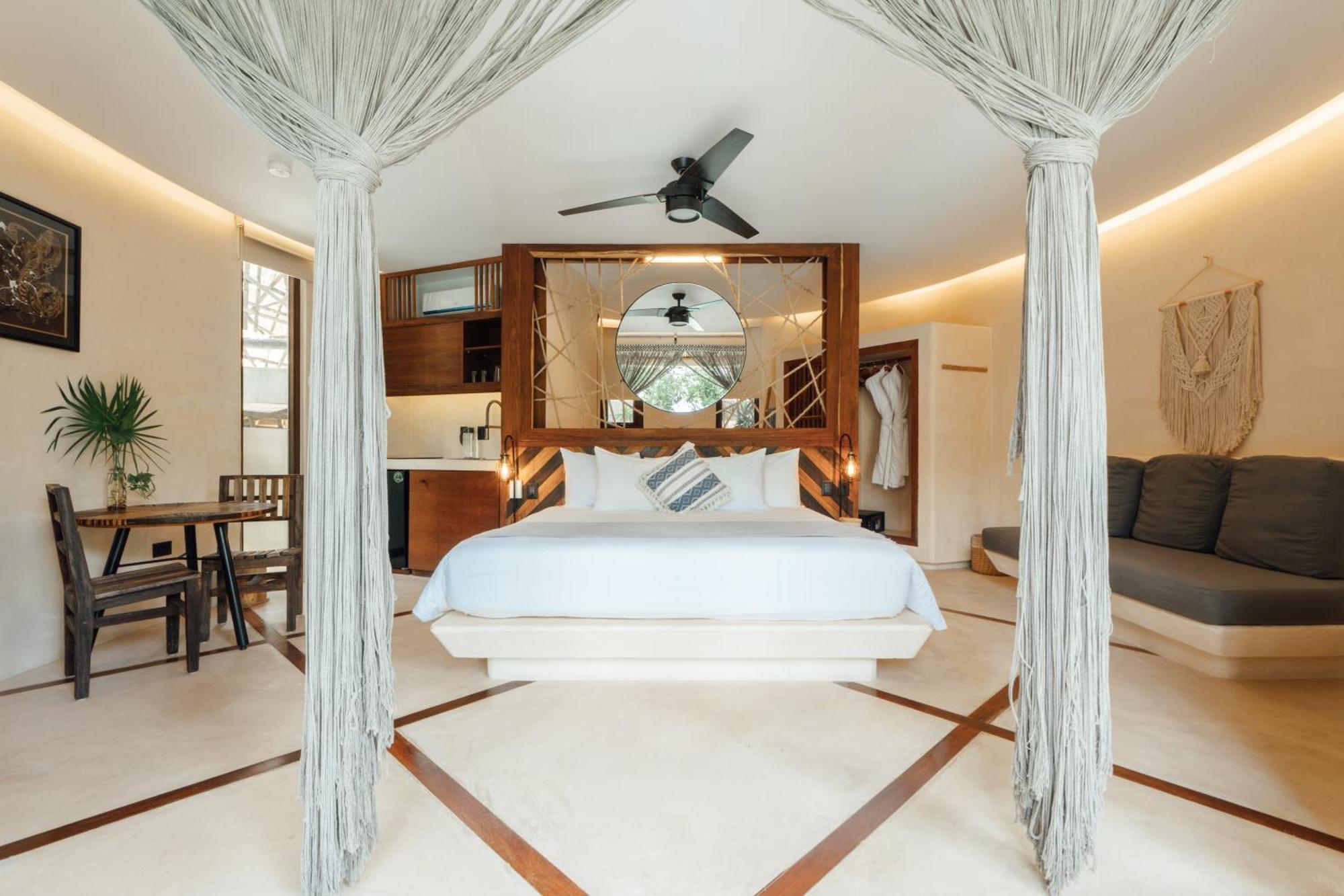 Deluxe King Studio Infinity Pool