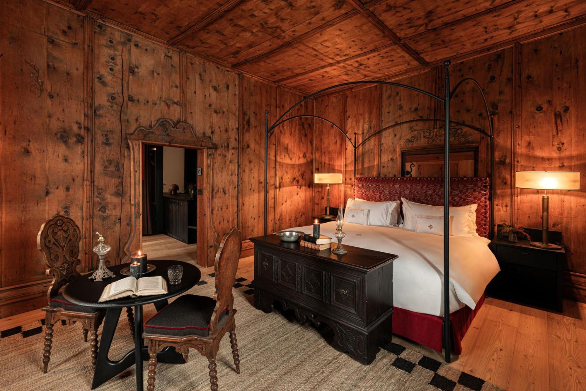 Zimmer mit Kingsize-Bett und Bergblick