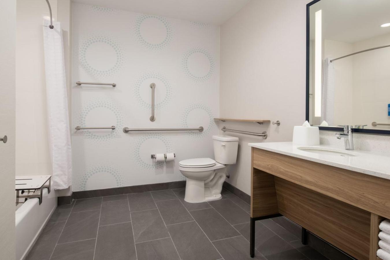 King Room with Bath Tub - Mobility and Hearing Accessible