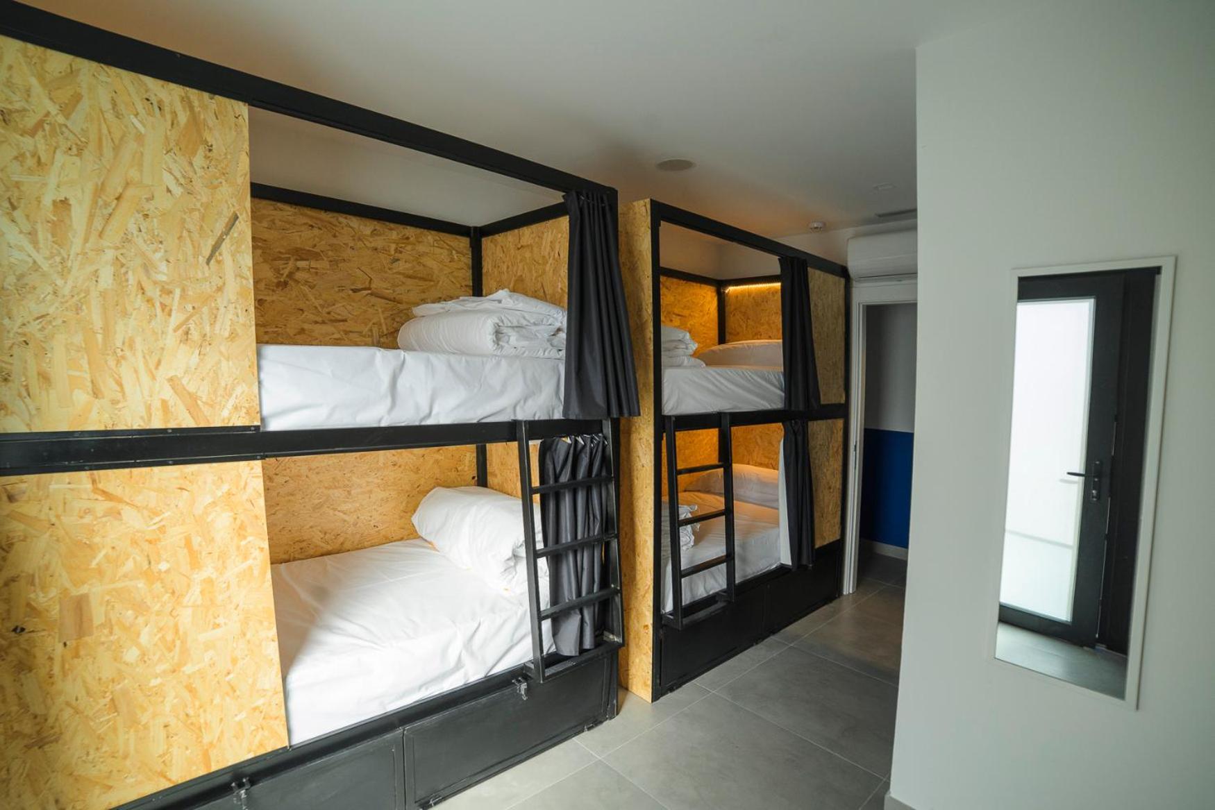 Cama en habitación compartida femenina de 6 camas