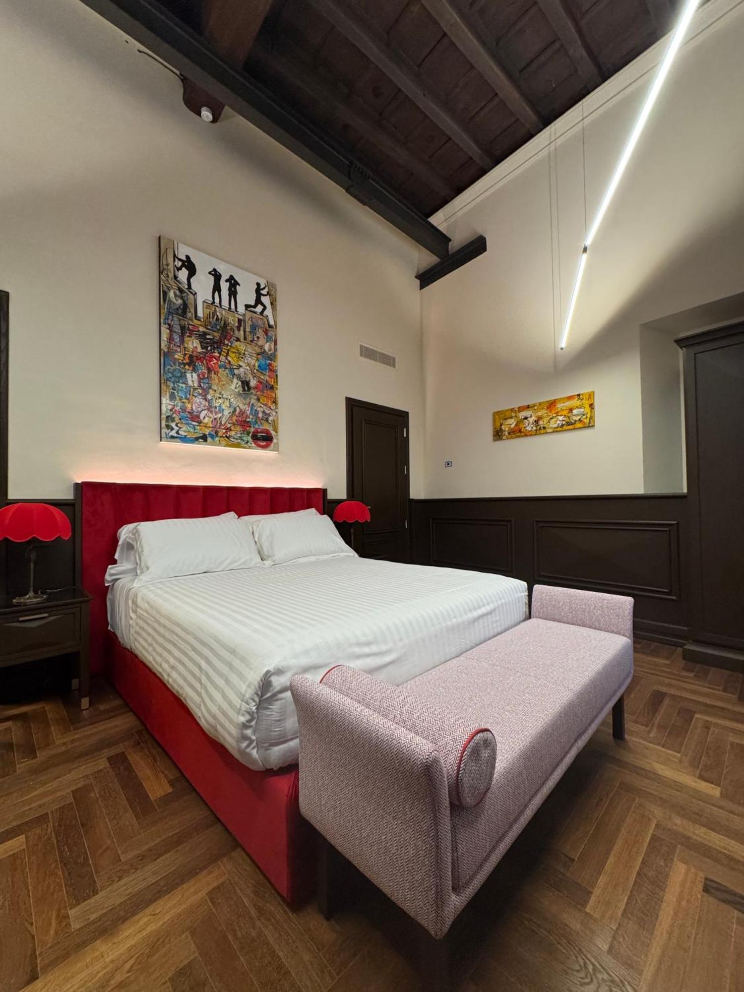 Habitación con cama grande