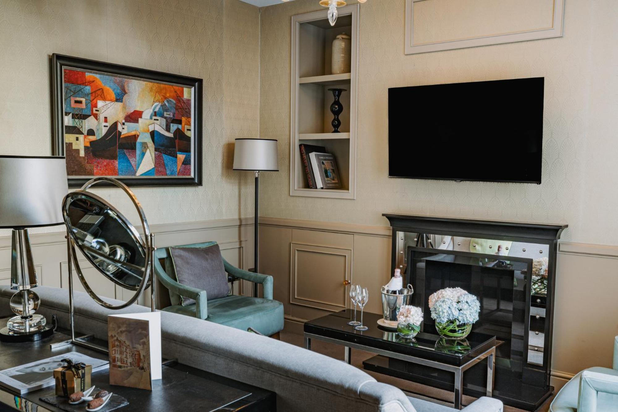 Deluxe King Suite