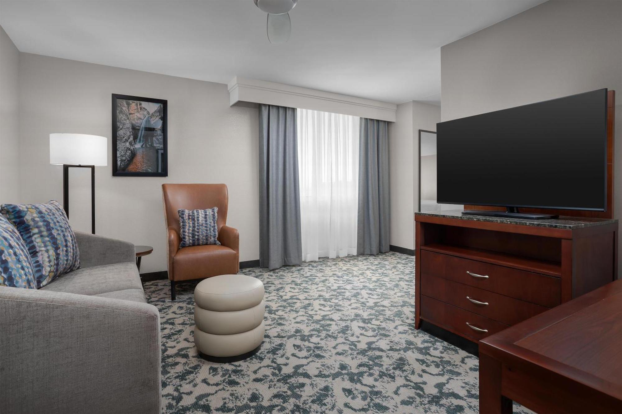 Suite Junior con cama extragrande y zona de estar