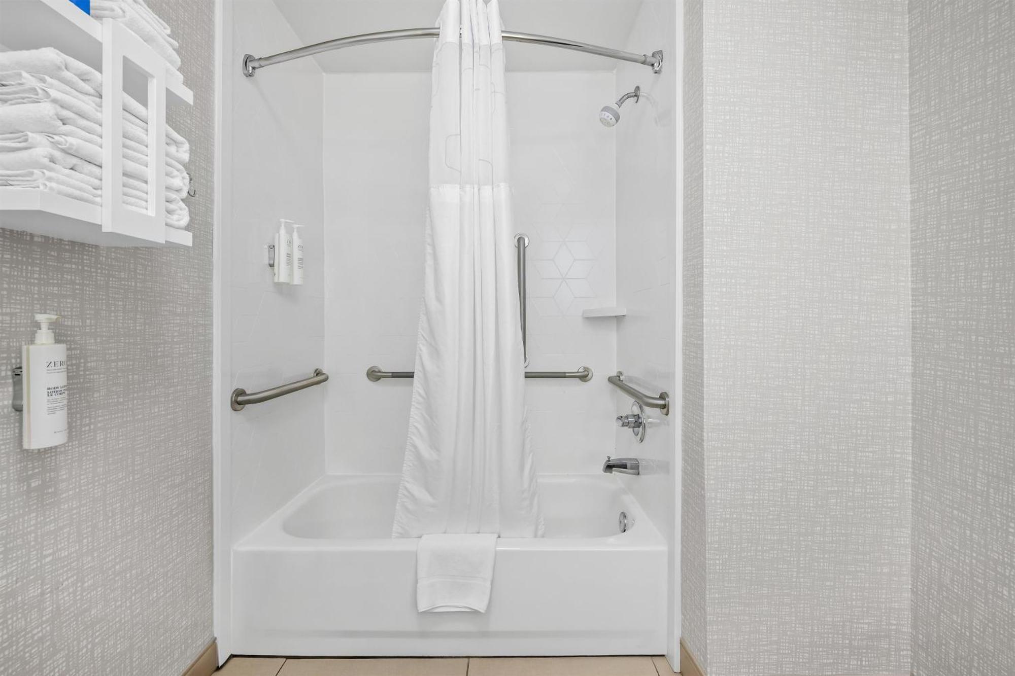 King Room with Accessible Tub - Mobility and Hearing Access/Non-Smoking