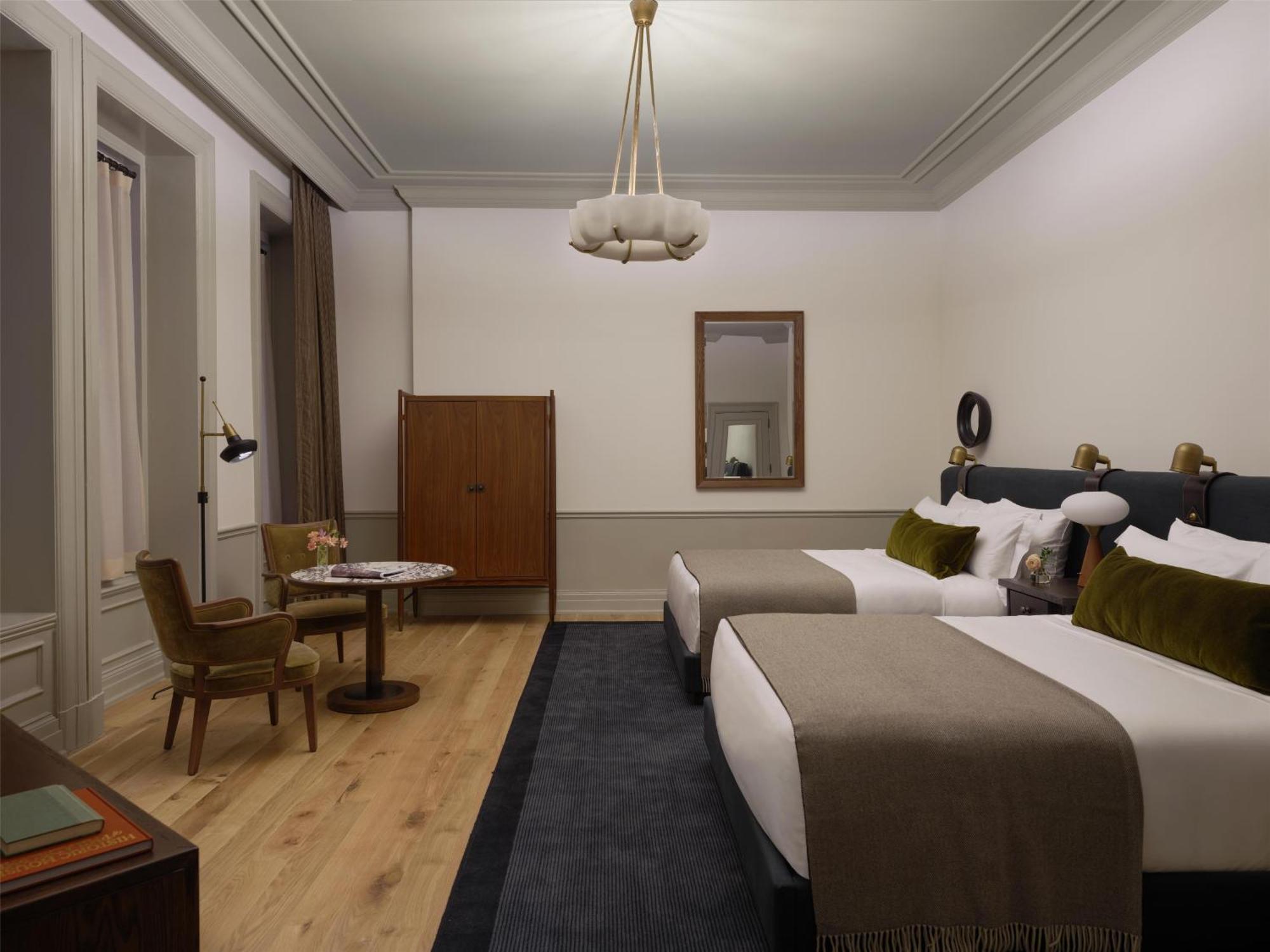 Habitación con bañera adaptada para personas con discapacidad - Cama grande