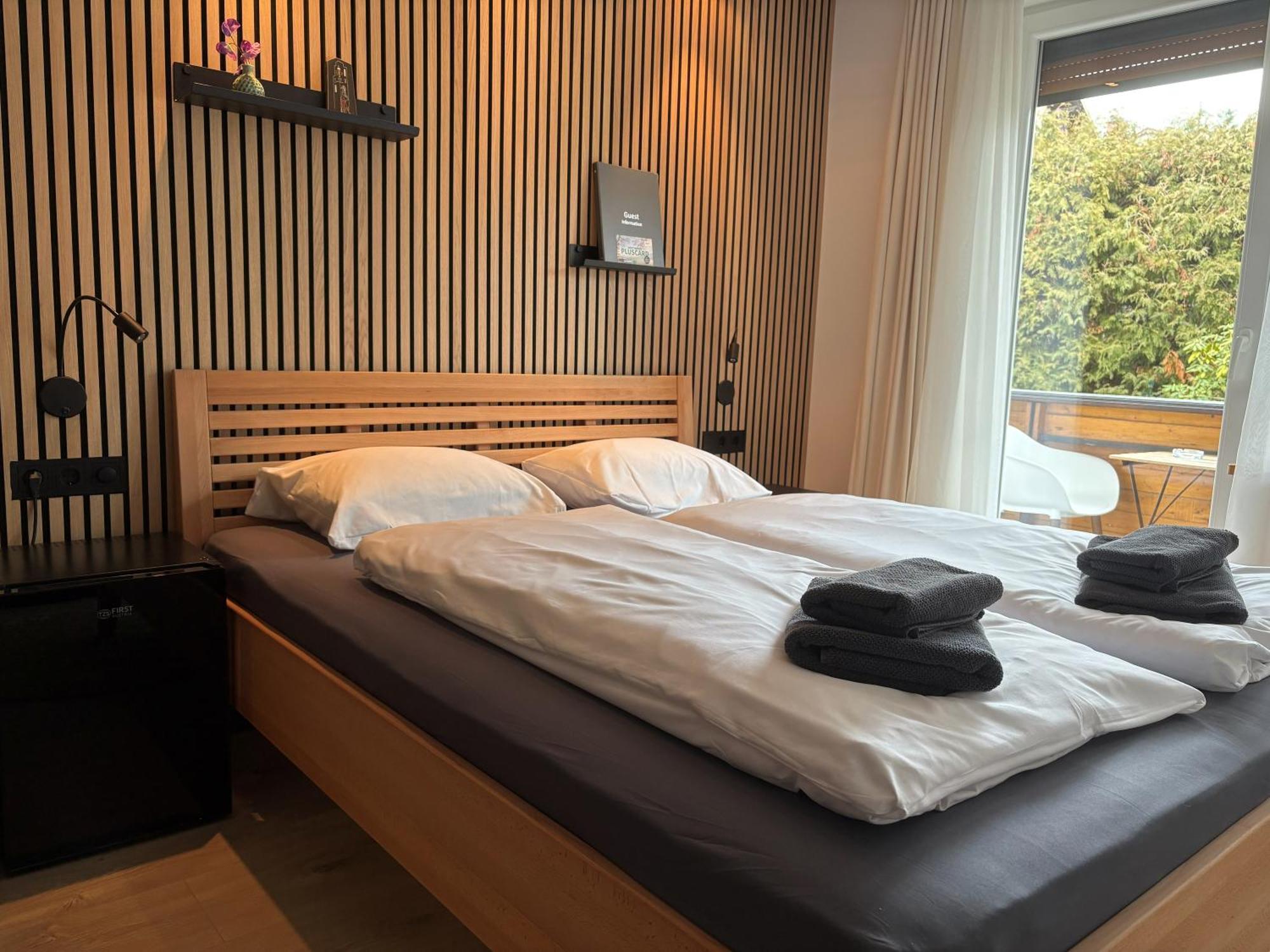 Einzelzimmer mit Balkon und Gartenblick