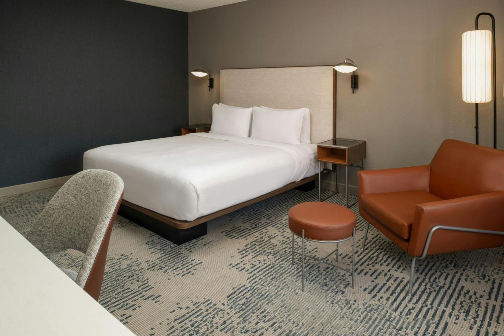 Chambre Lit King-Size avec Baignoire Adaptée aux Personnes à Mobilité Réduite