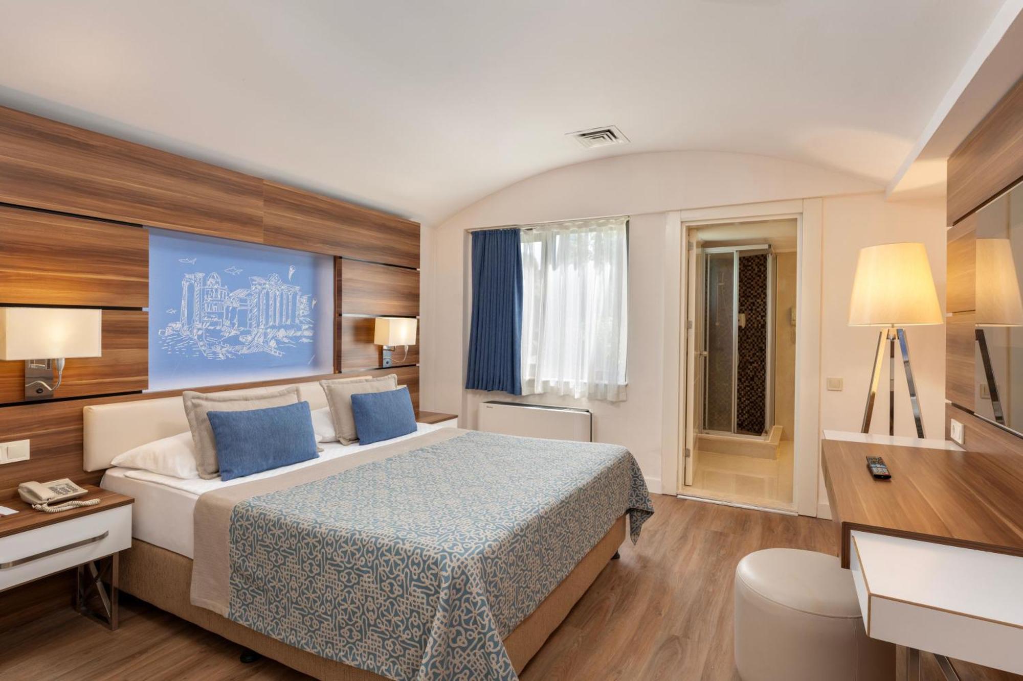 Family Room (3 Adults + 1 Child),1756446824:JPEG