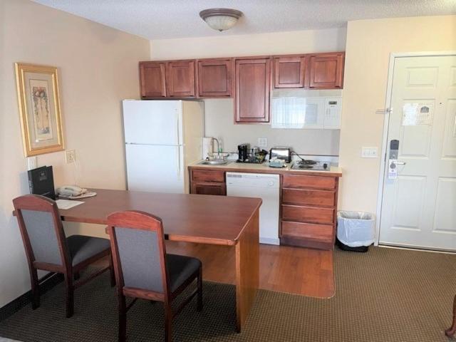 Deluxe Queen Suite