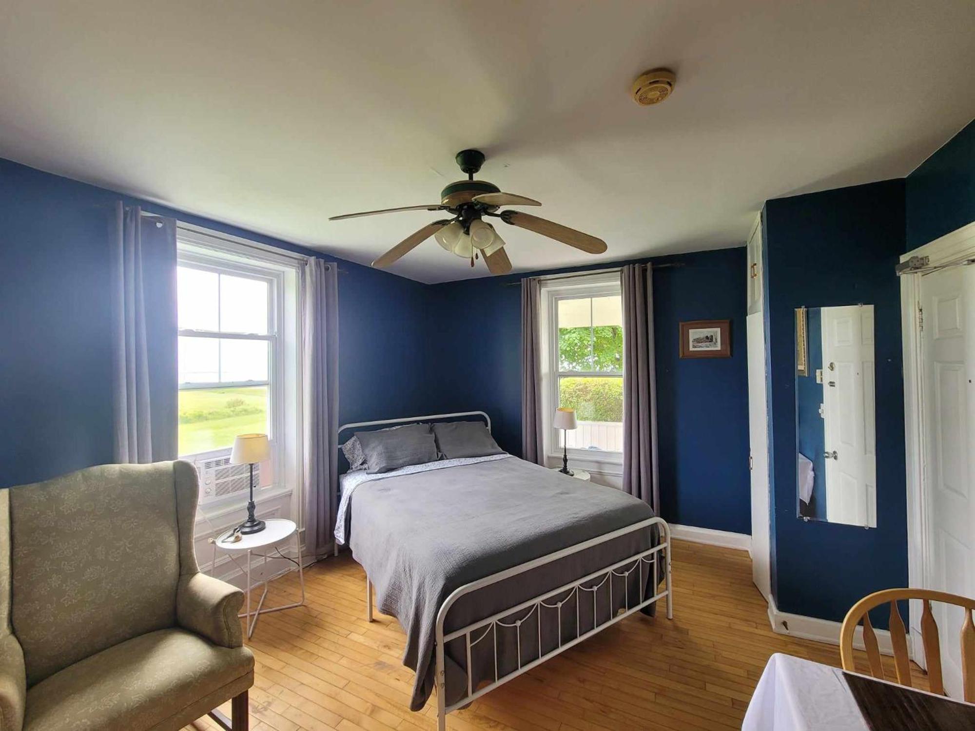 Deluxe Queen Suite