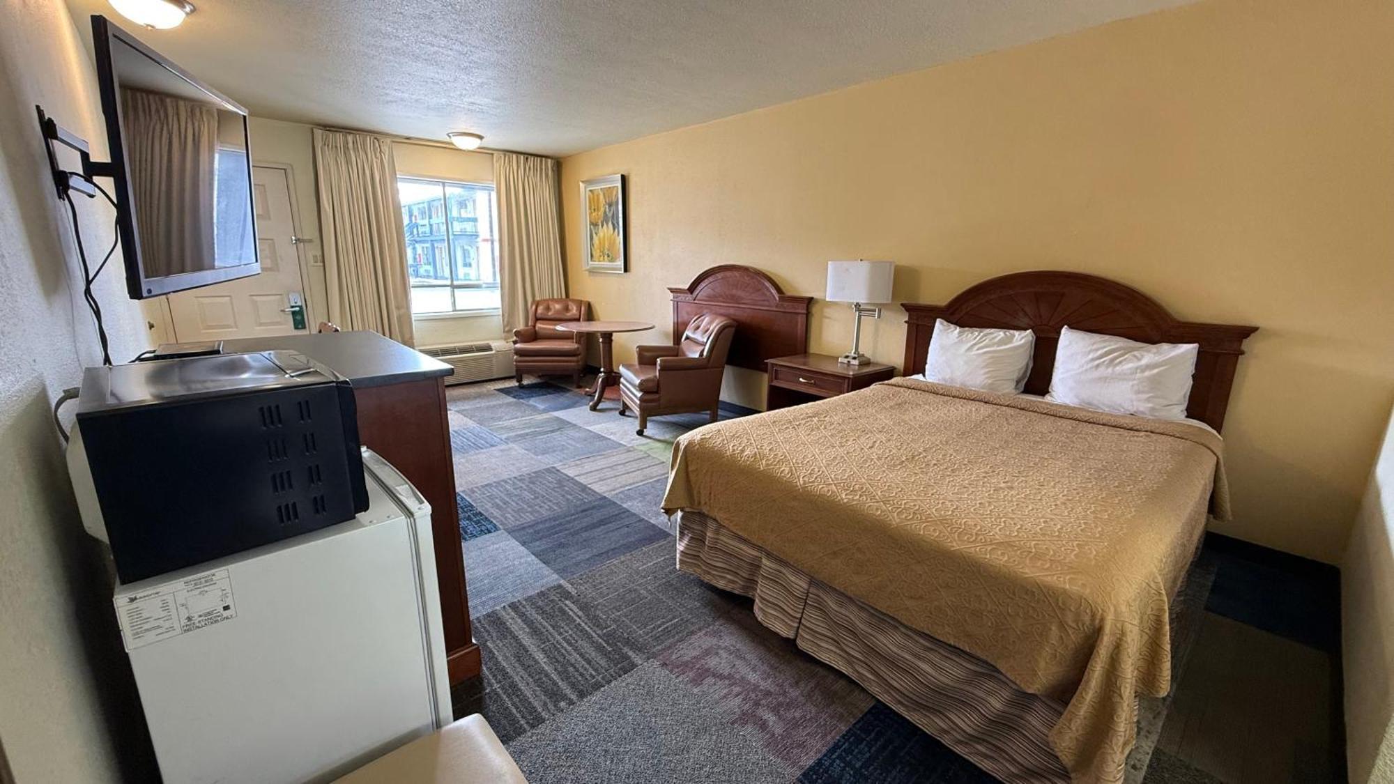 Queen Room with One Queen Beds - Non-Smoking - Pet Friendly