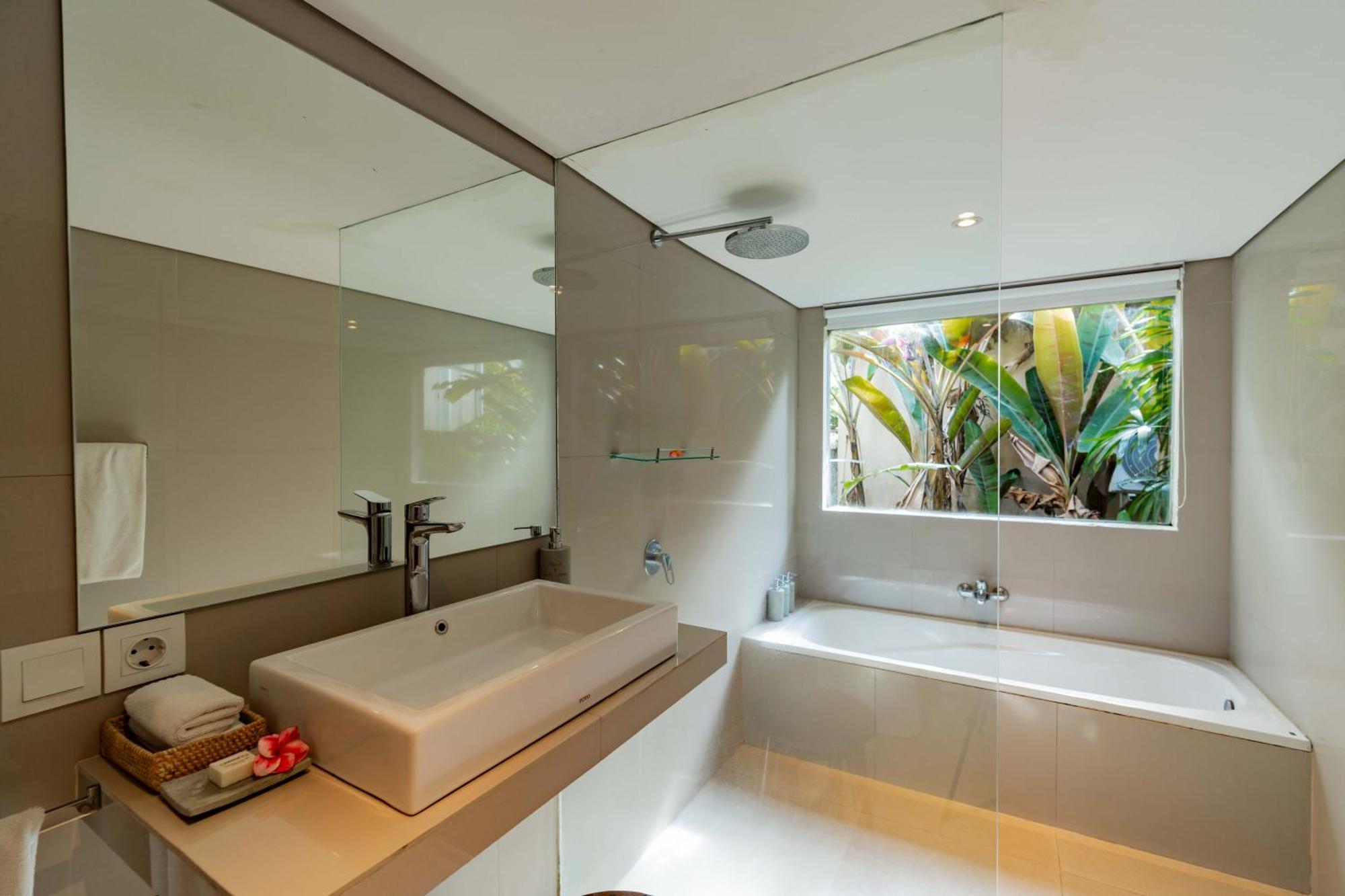 Standard Room Bathtub,1756472751:JPEG