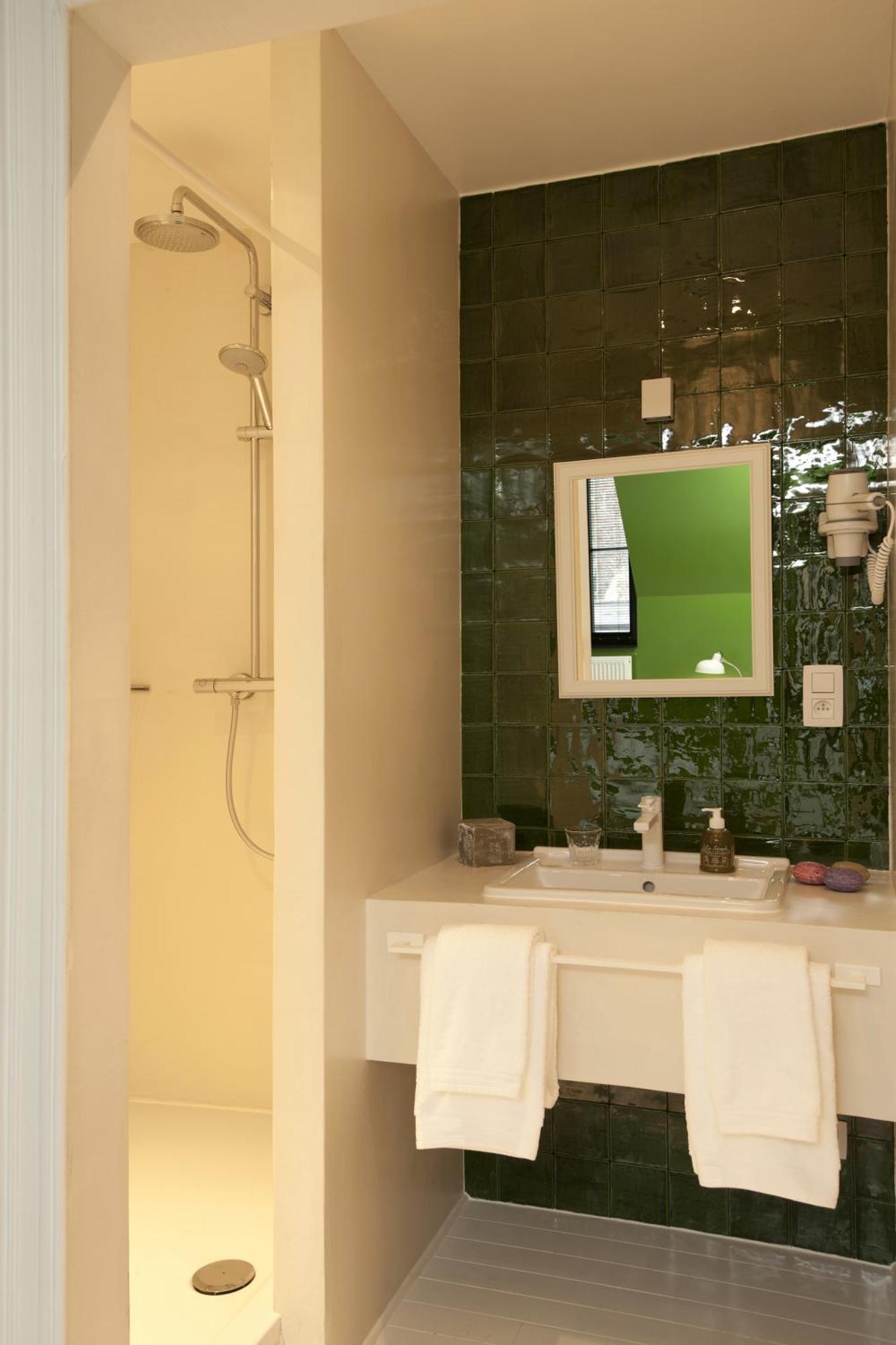 Twin Room Shower