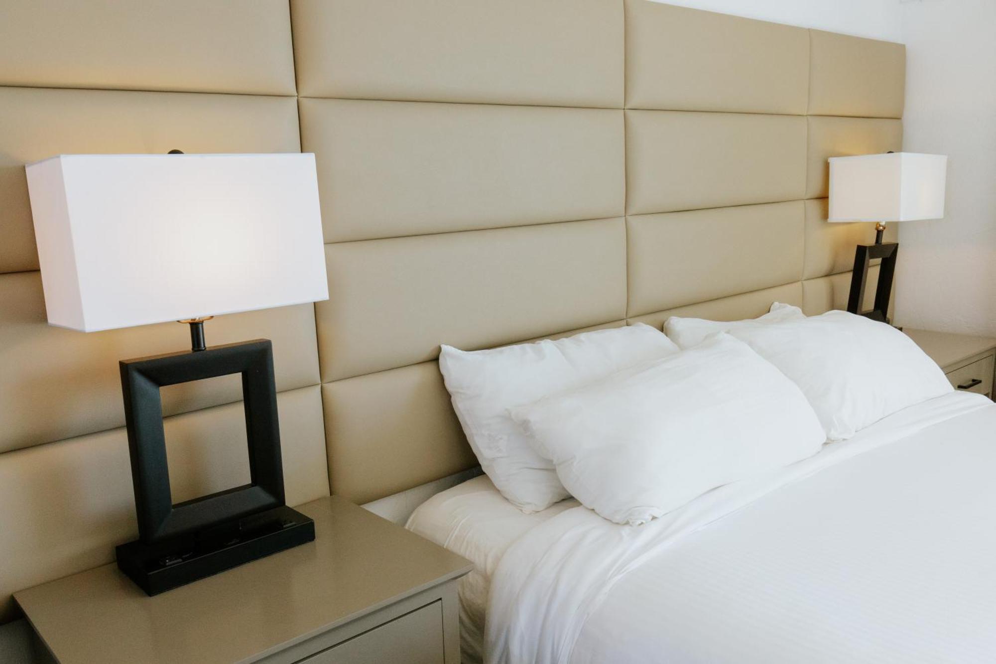 Habitación con cama extragrande.