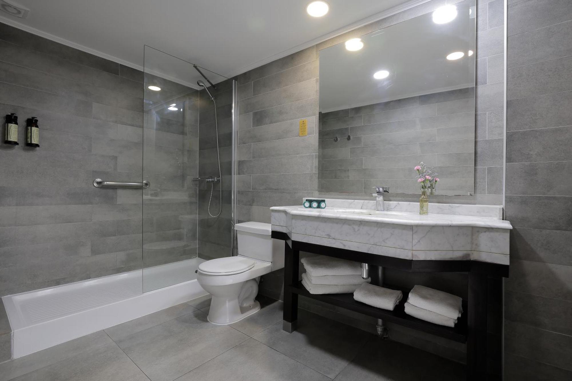 Quarto Duplo Standard com 2 Camas de Casal
