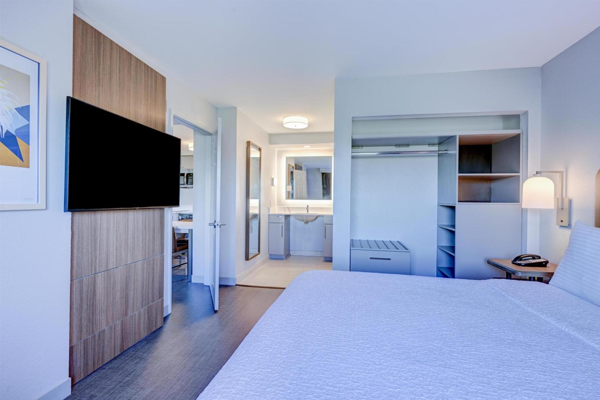 Deluxe One-Bedroom Queen Suite - Non-Smoking