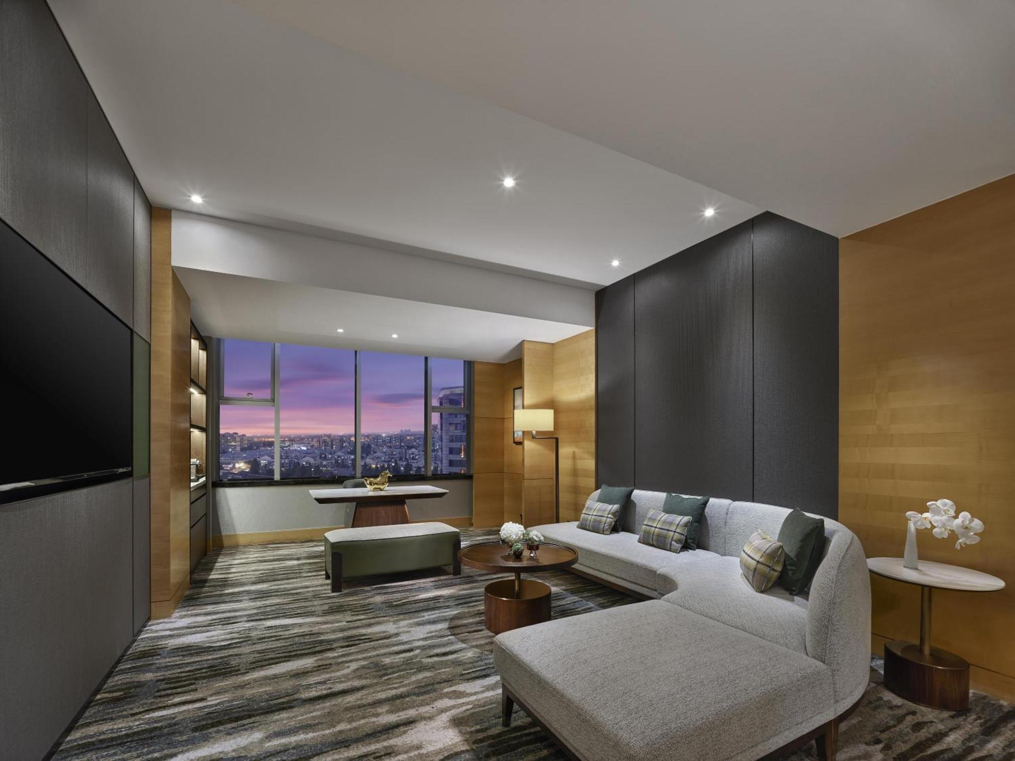Deluxe King Suite
