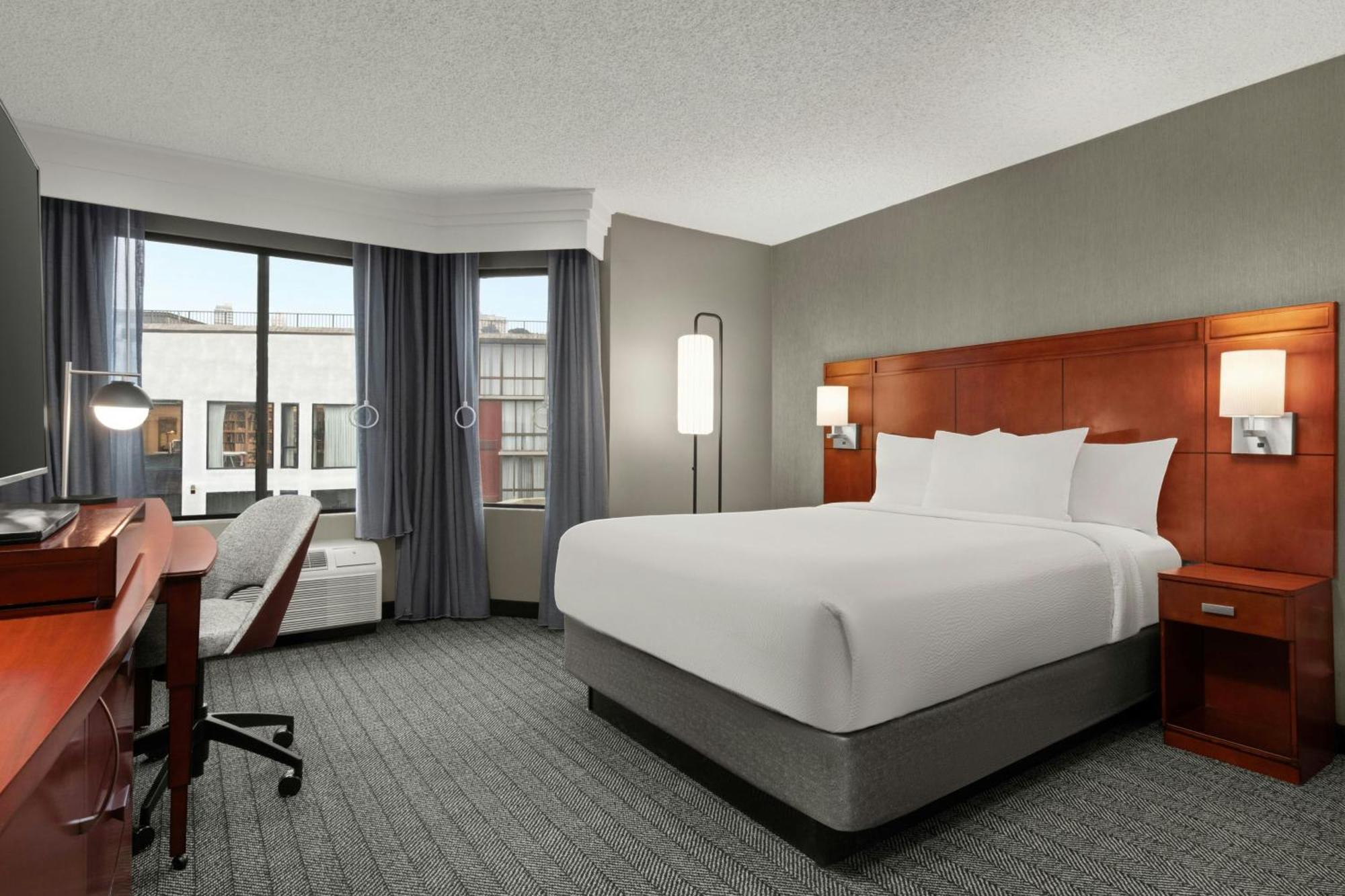 Accessible Queen Room with Roll-in Shower - Mobility Accessible