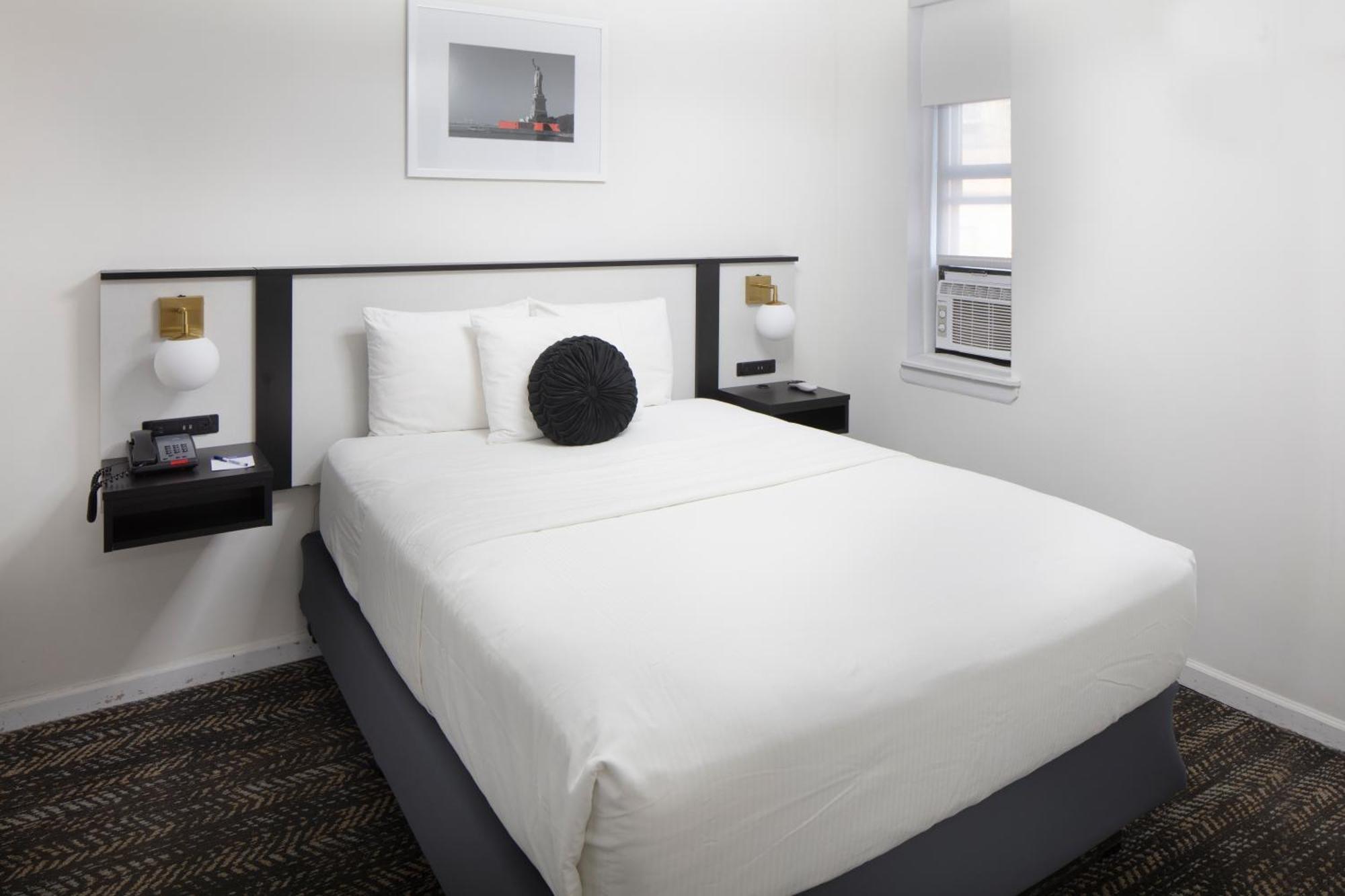 One-Bedroom Queen Suite Non-Smoking