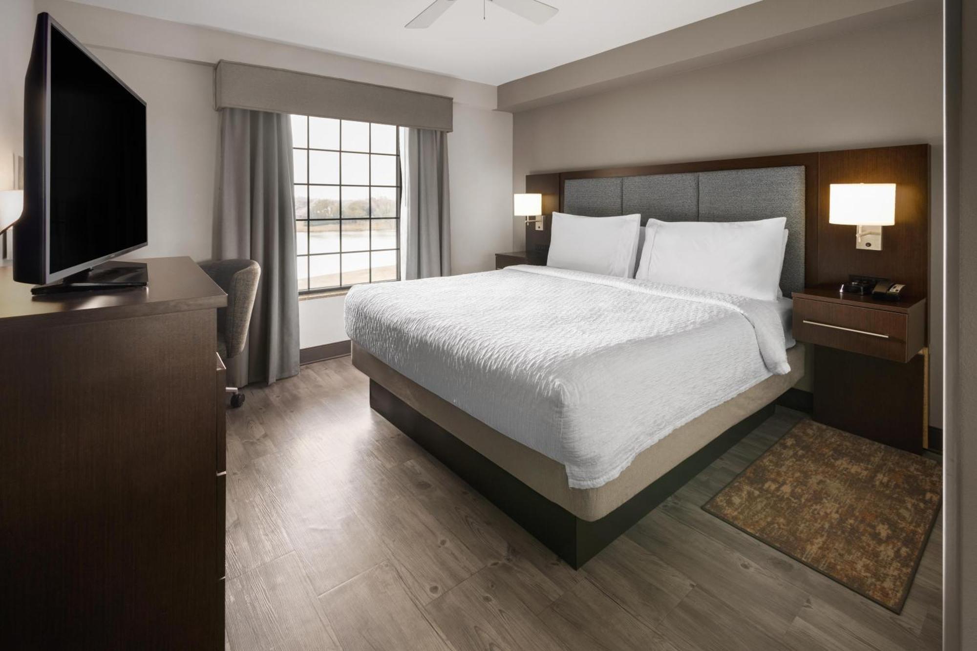 One-Bedroom King Suite - Non-Smoking