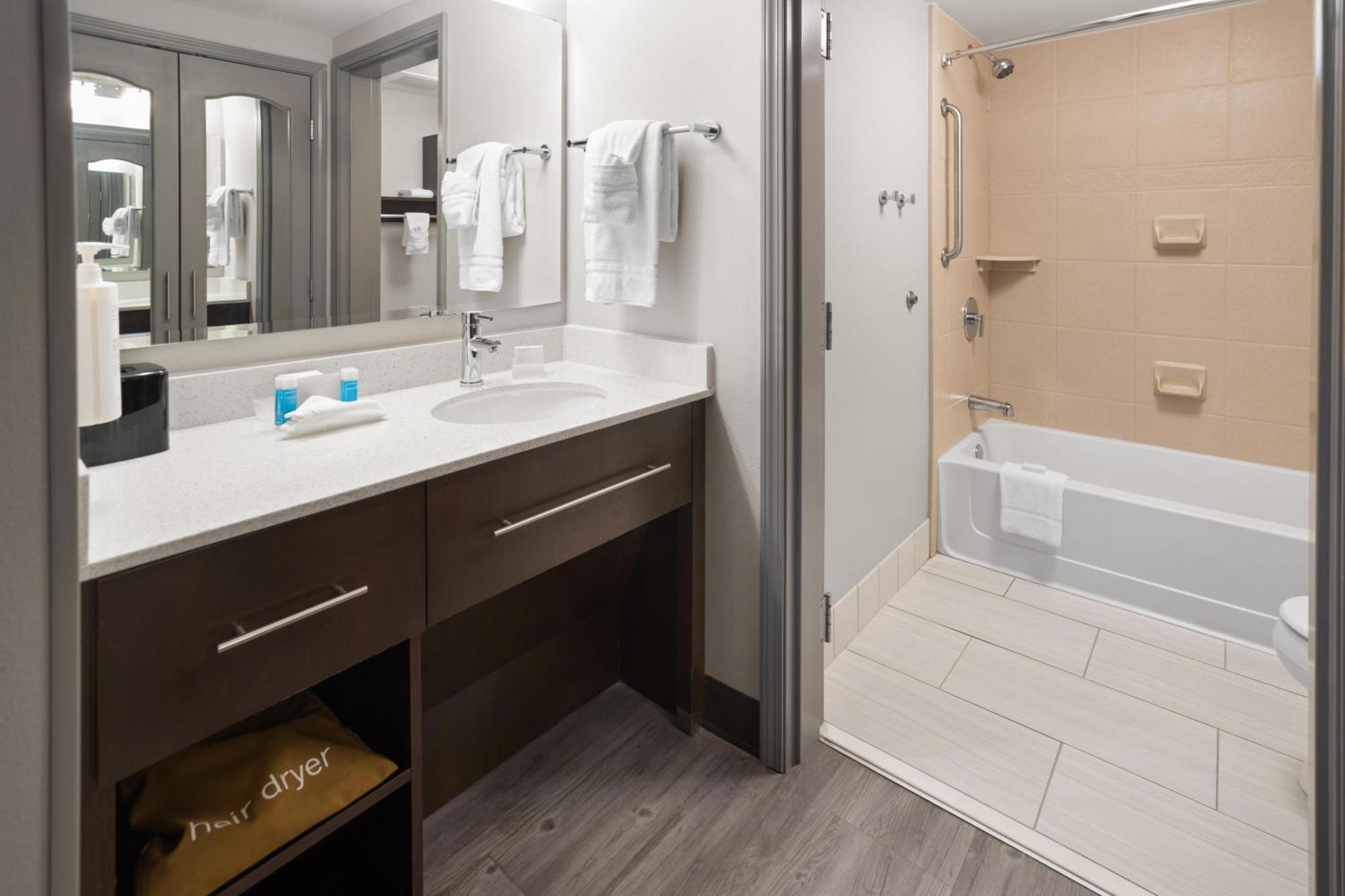 One-Bedroom Queen Suite with Two Queen Beds - Non-Smoking