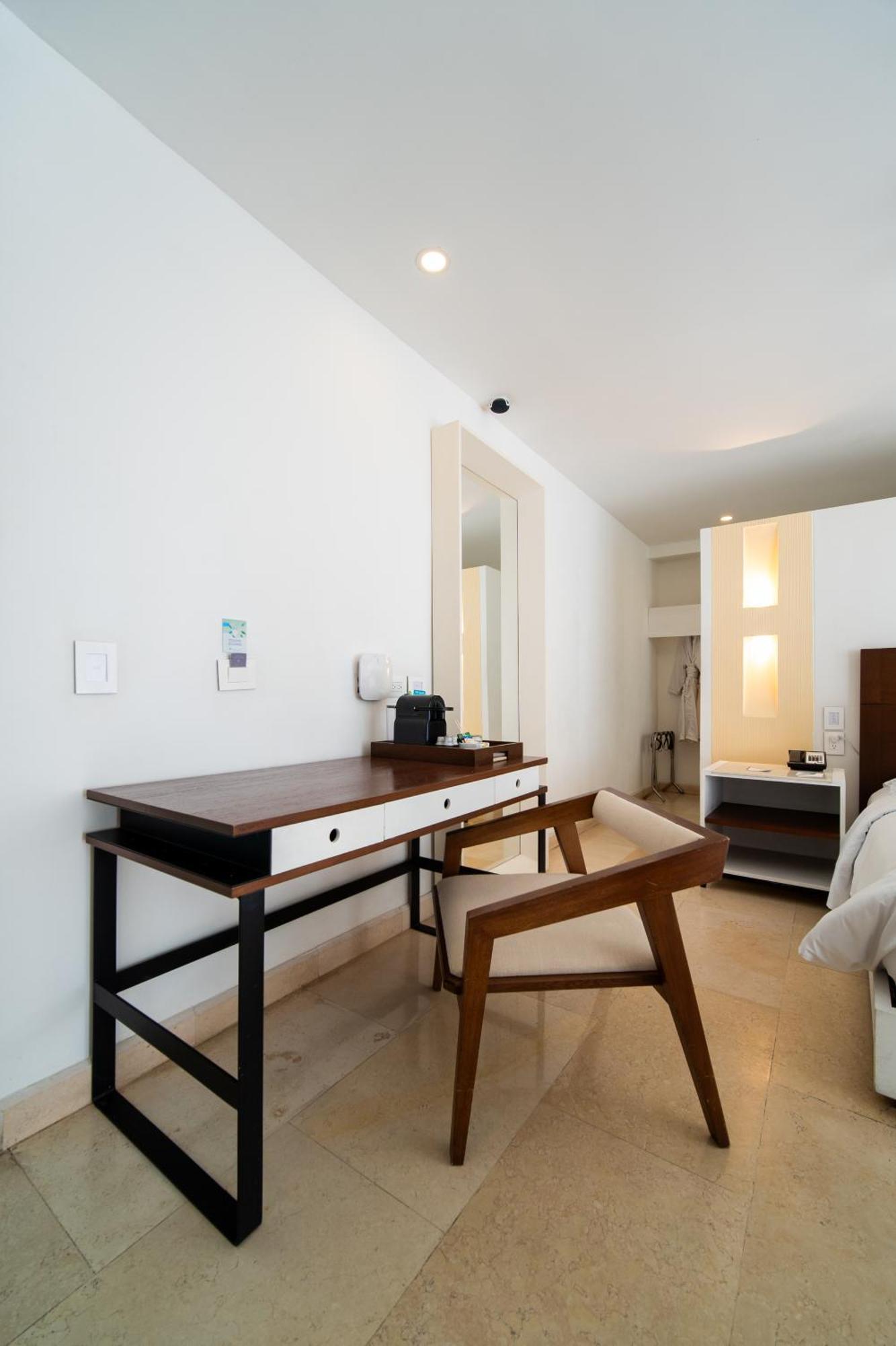 Junior King Suite Garden View