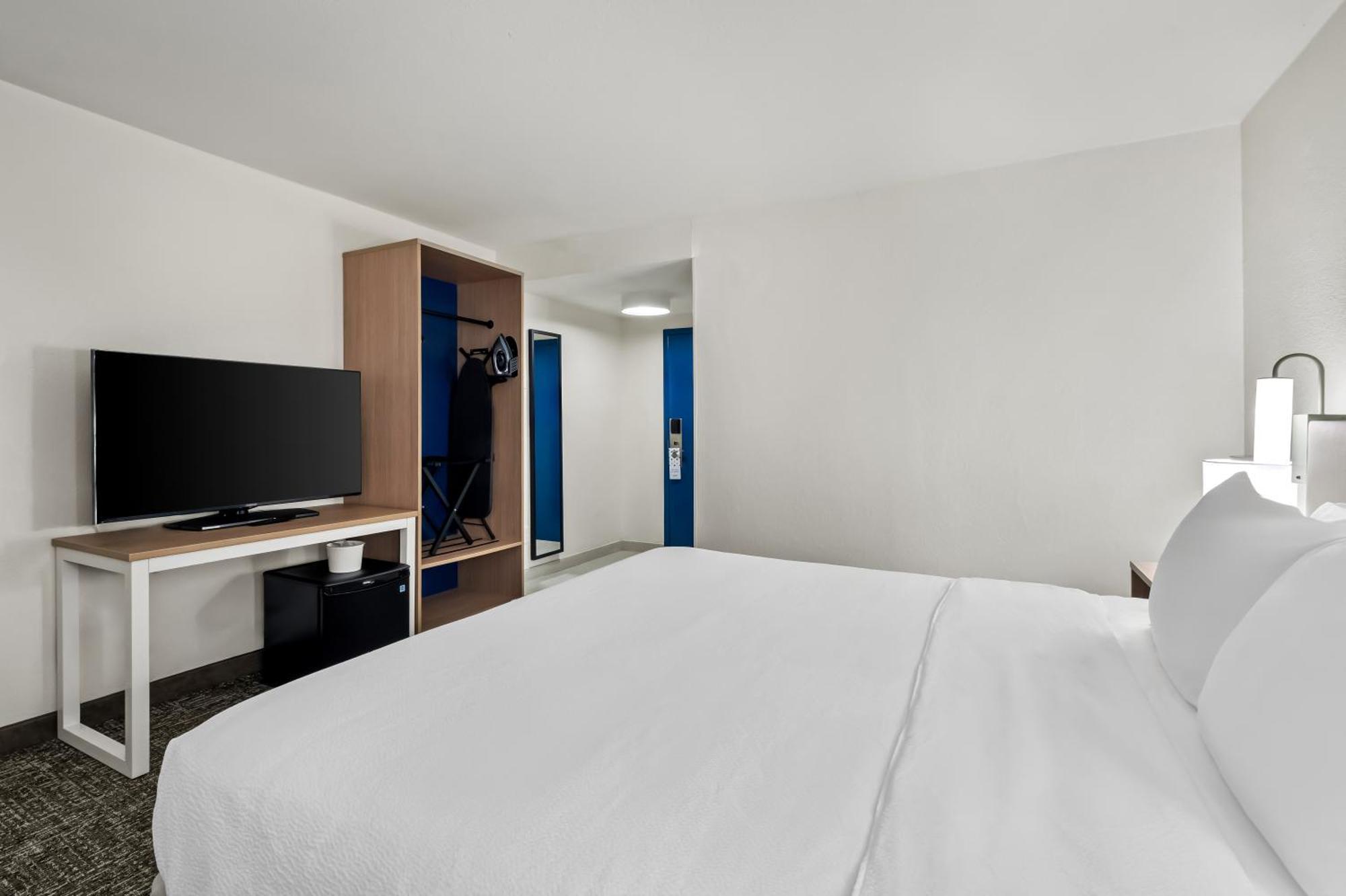 Habitación con cama extragrande.