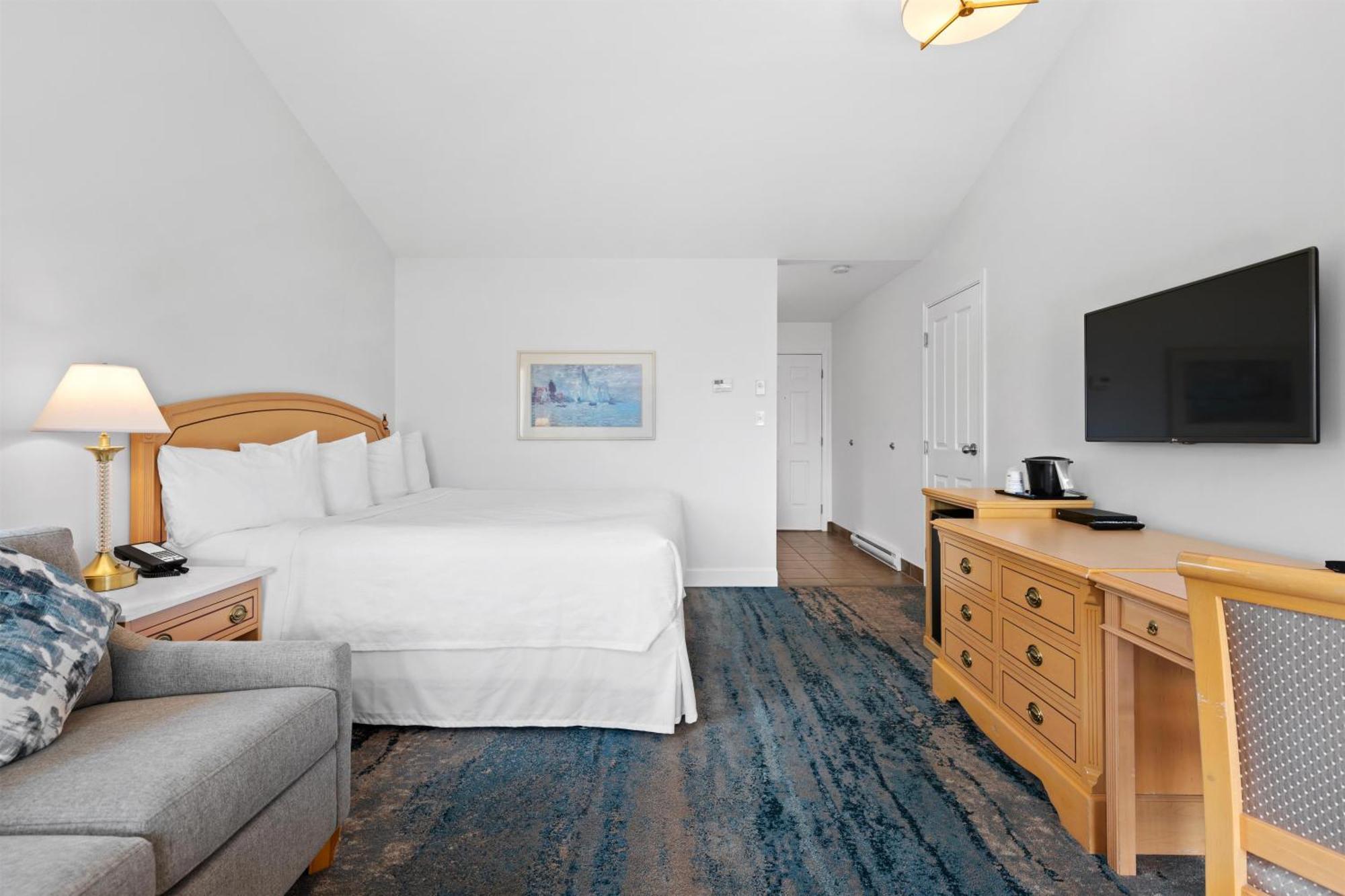 King Room with Lake View - Sofa Bed/Non-Smoking