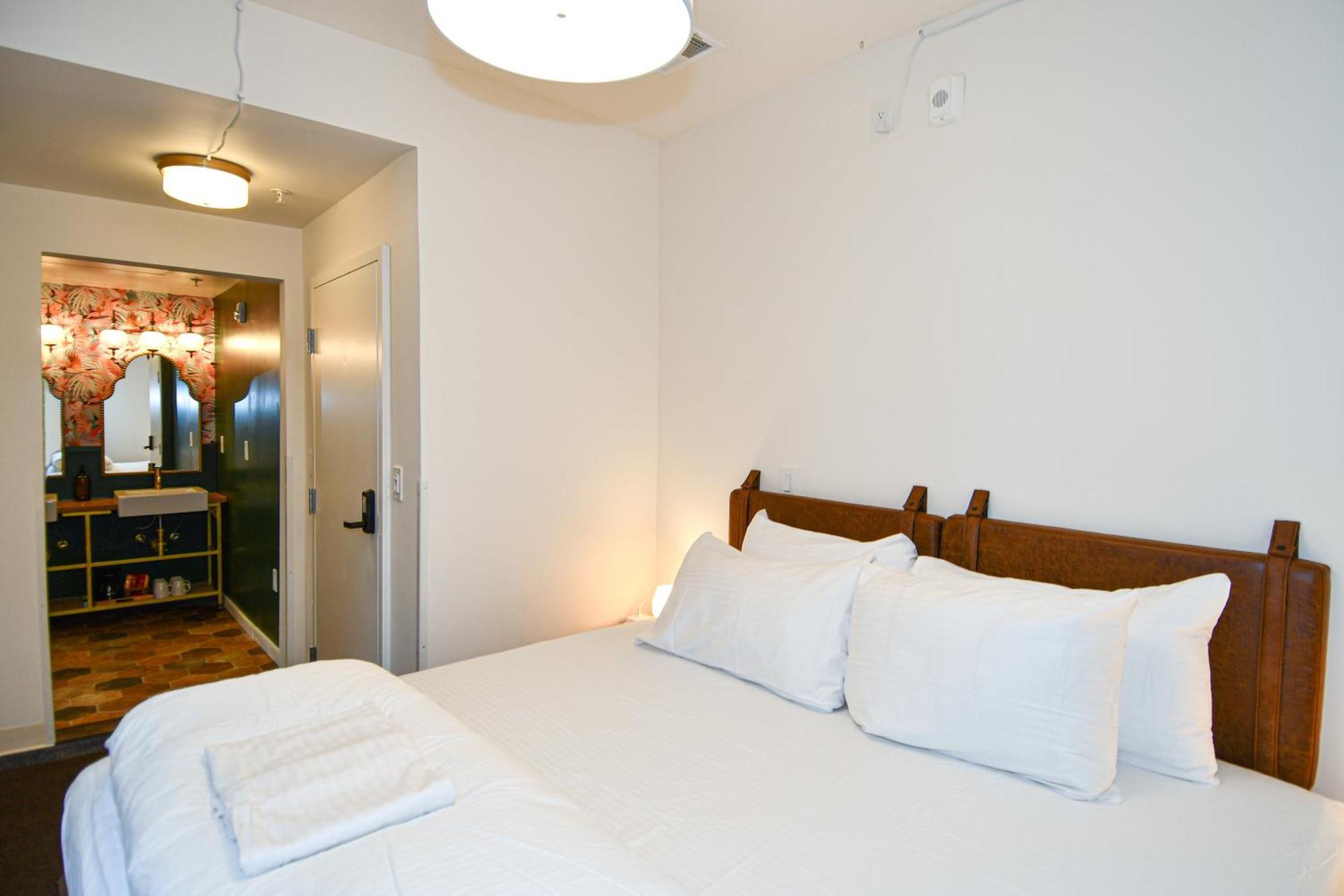Cozy King Annex Building Across the Street Limited View Sideyard Room