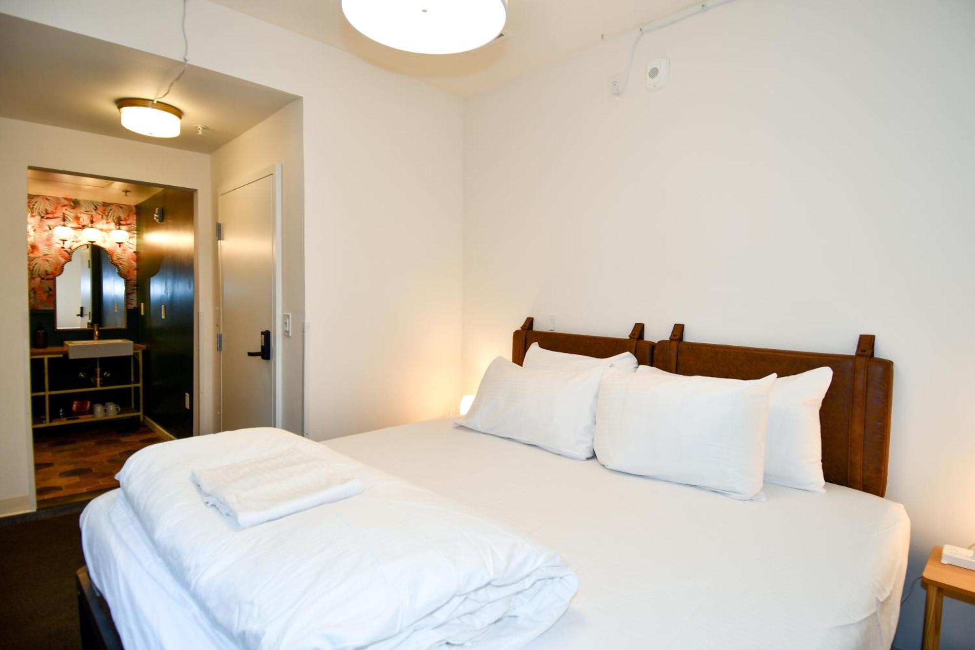 Cozy King Annex Building Across the Street Limited View Sideyard Room
