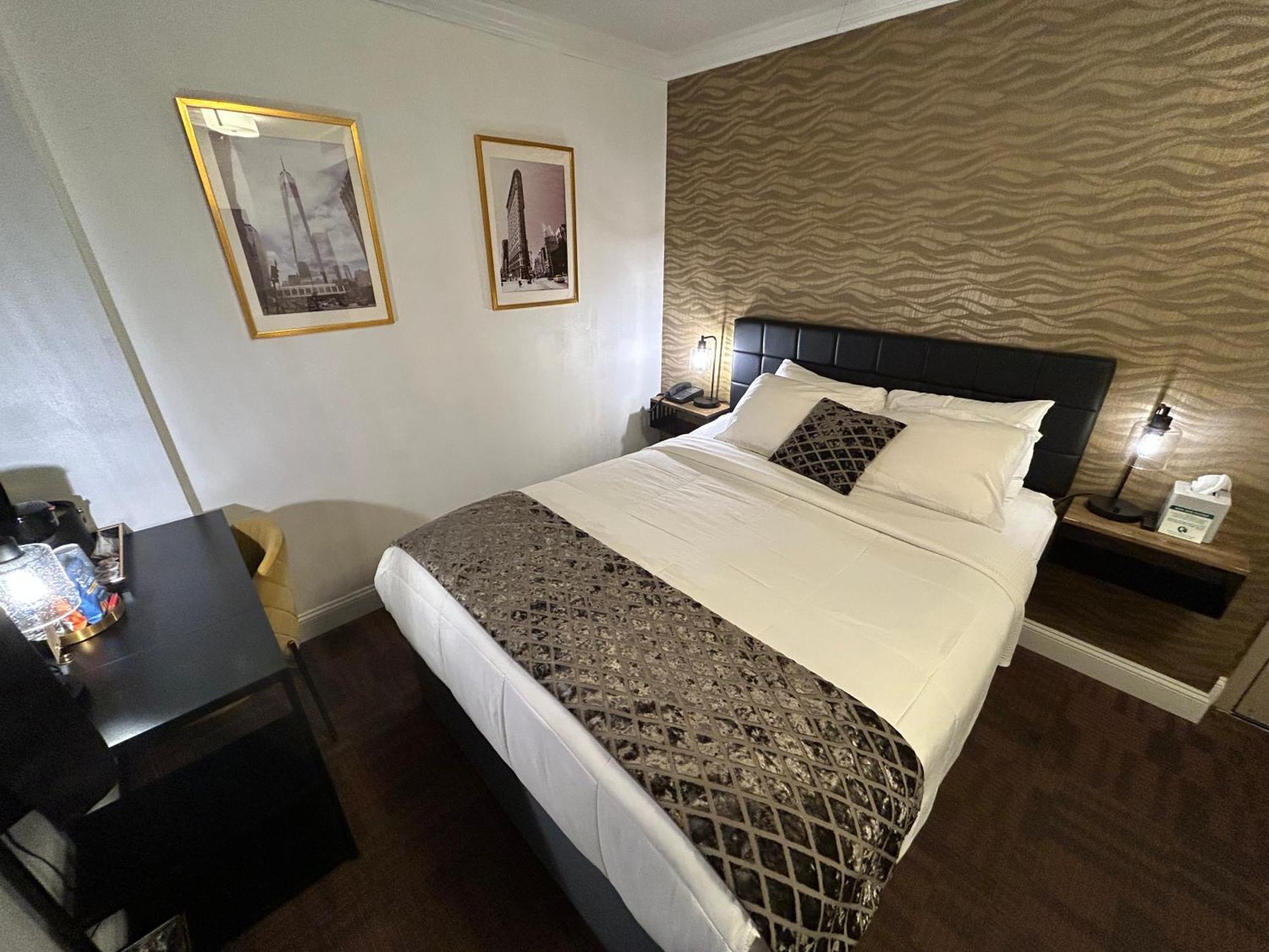 Habitación con cama grande