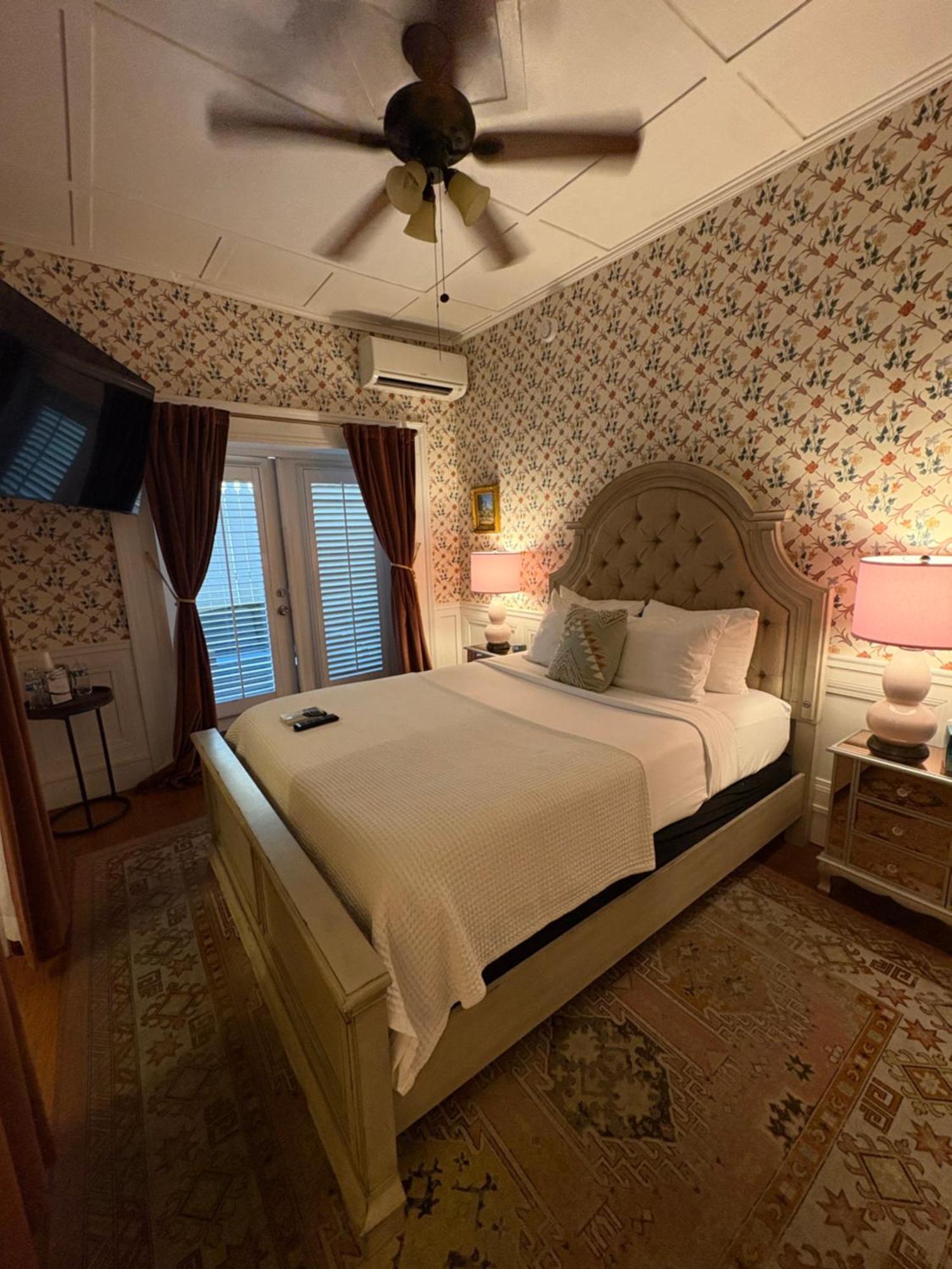 Habitación con cama grande