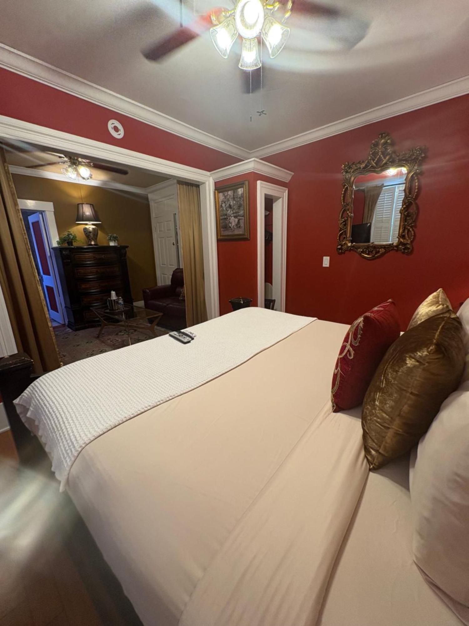 Habitación con cama extragrande.