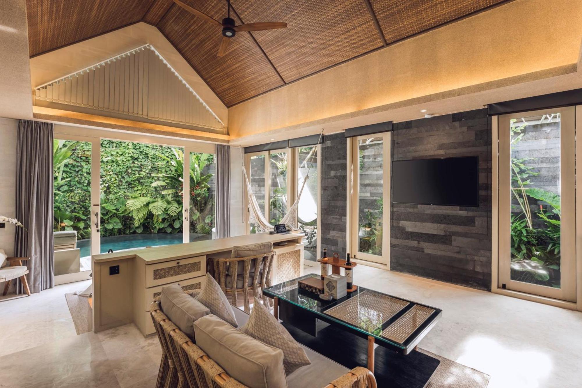 Smart One-Bedroom Private Pool Villa Near Construction