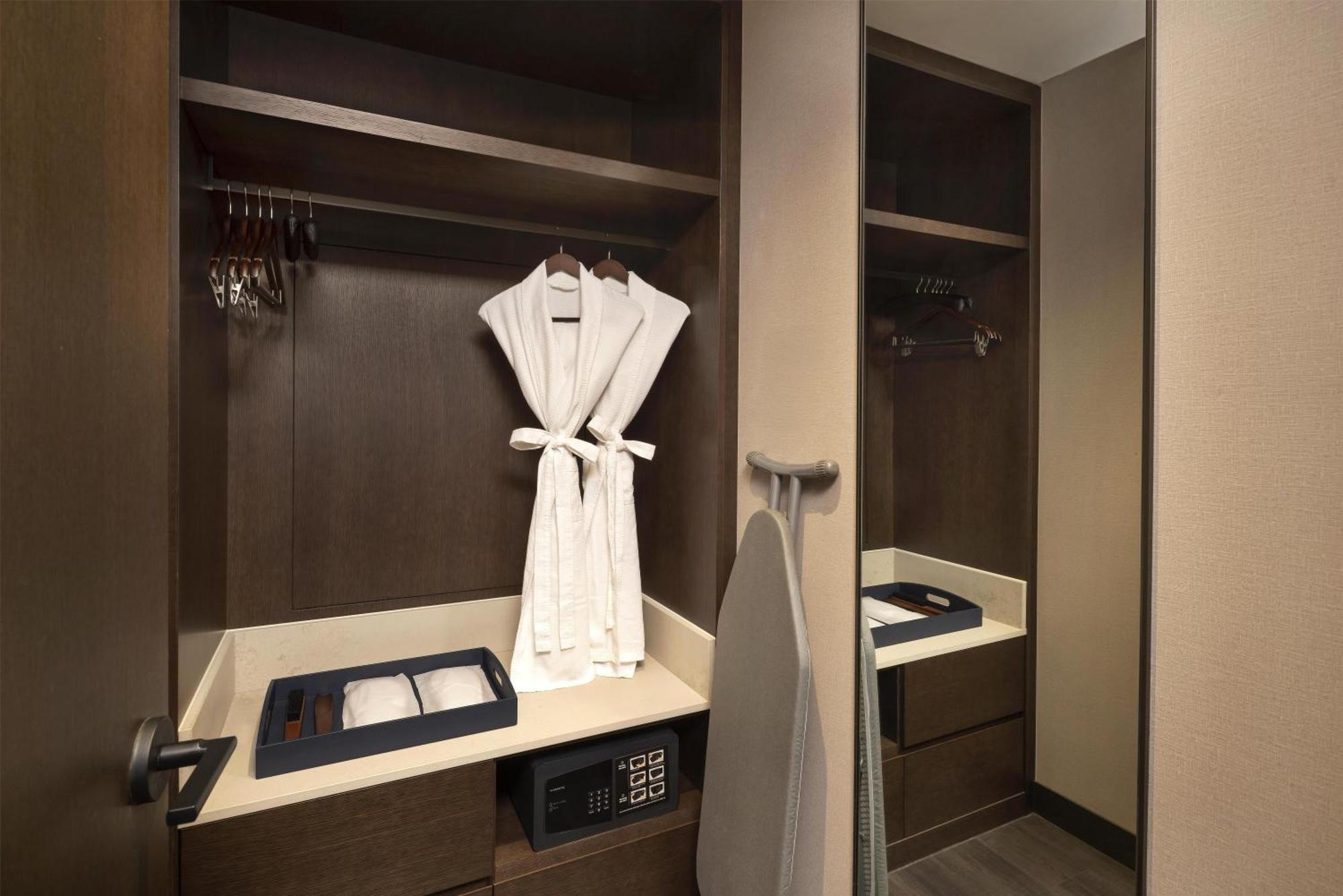 Premium Corner Twin Room