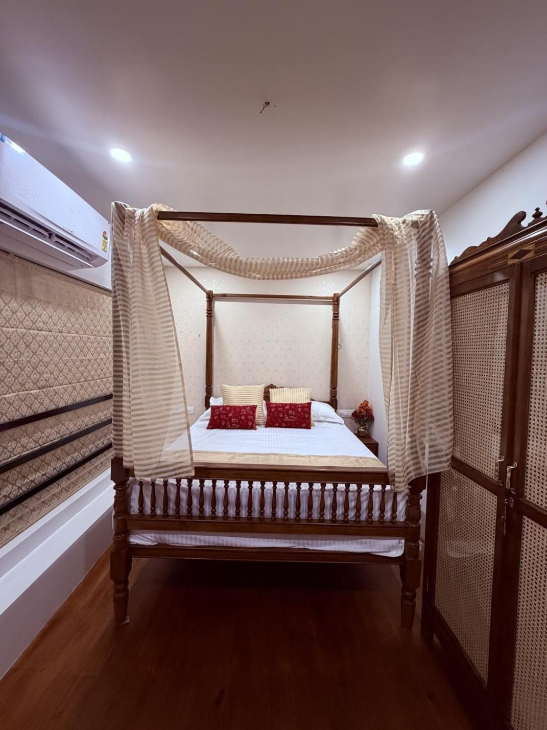 One Bedroom Luxury Private Houseboat with Complimentary Hi-Tea