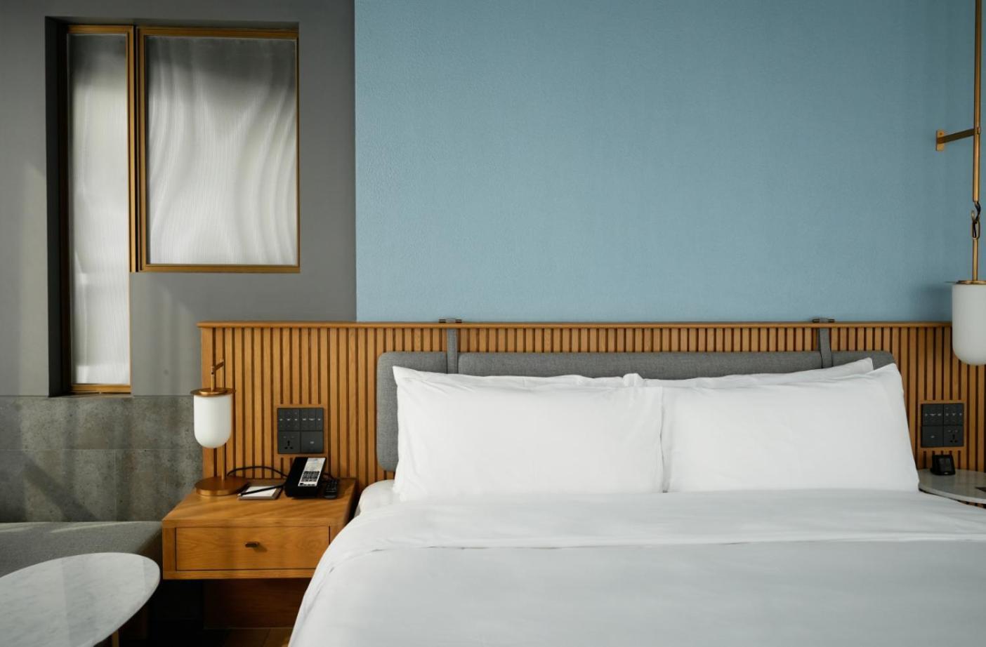 Deluxe 45 Corner (Corner Deluxe King Room-Non-smoking)