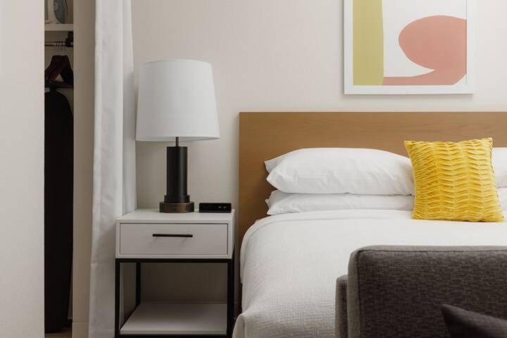 Studio Suite Roll-In Shower Hearing Accessible - King Bed