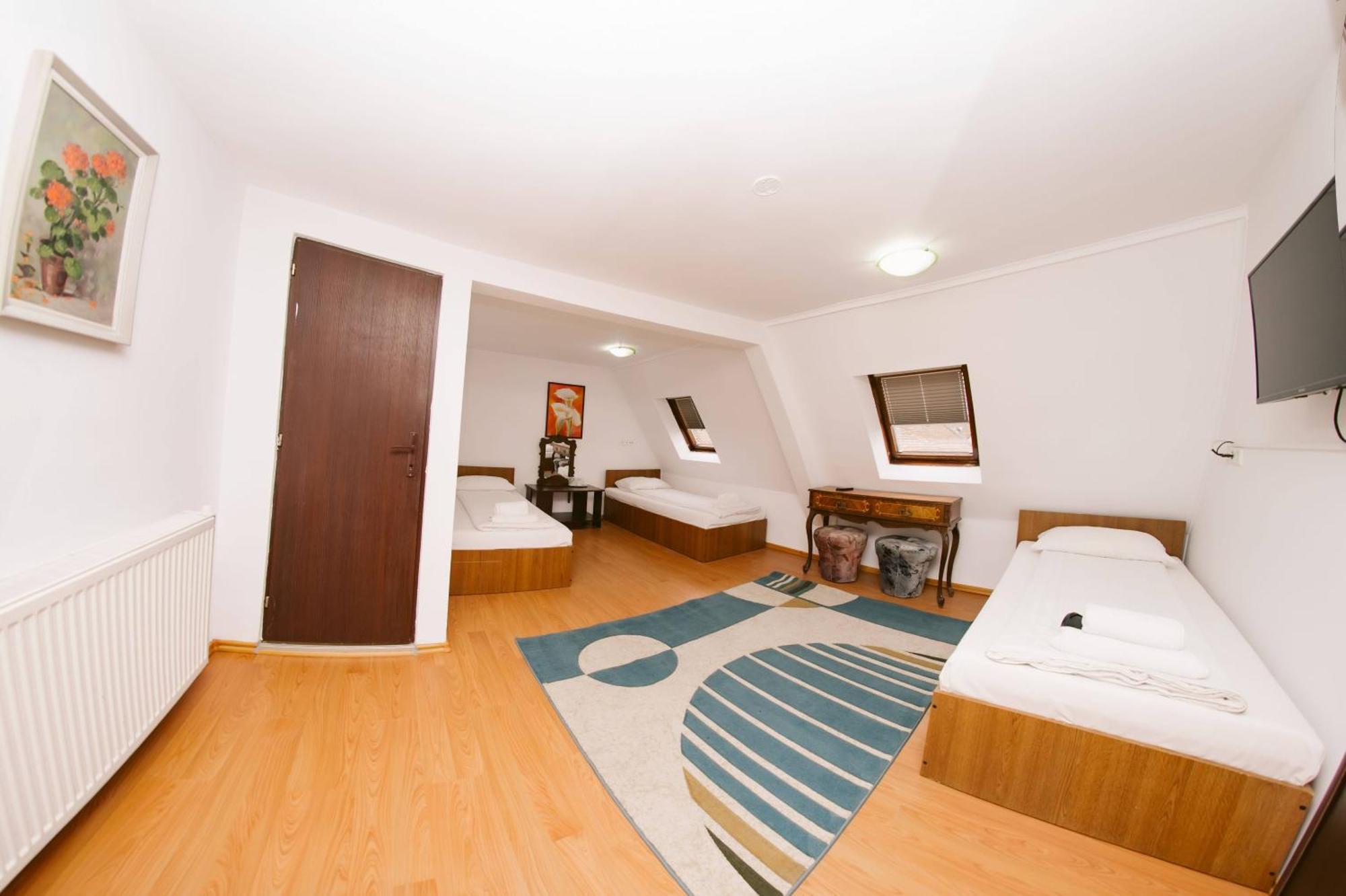 Dreibettzimmer mit Bad