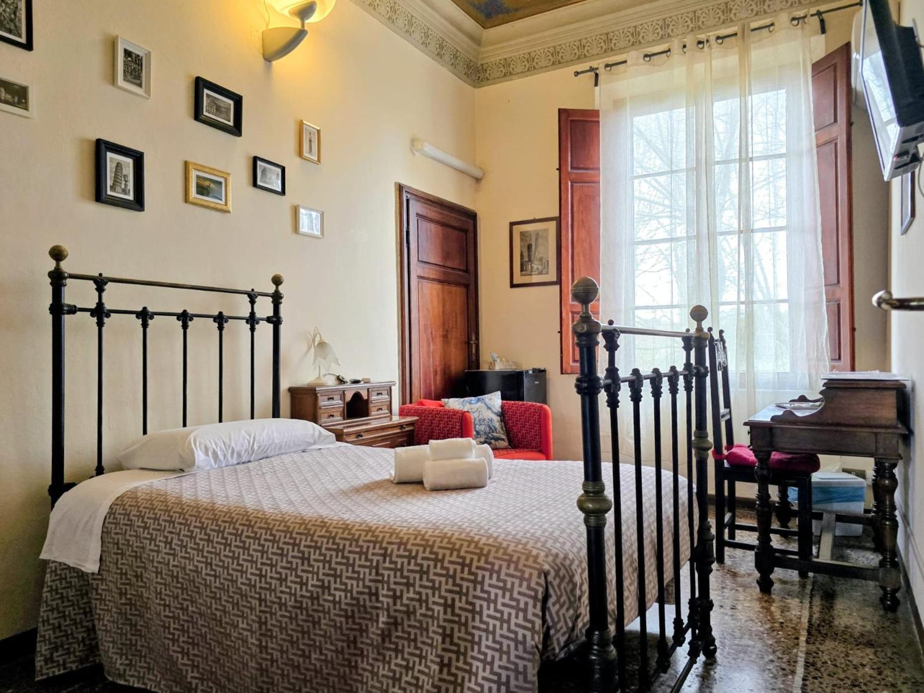 Single Room with Shared Bathroom