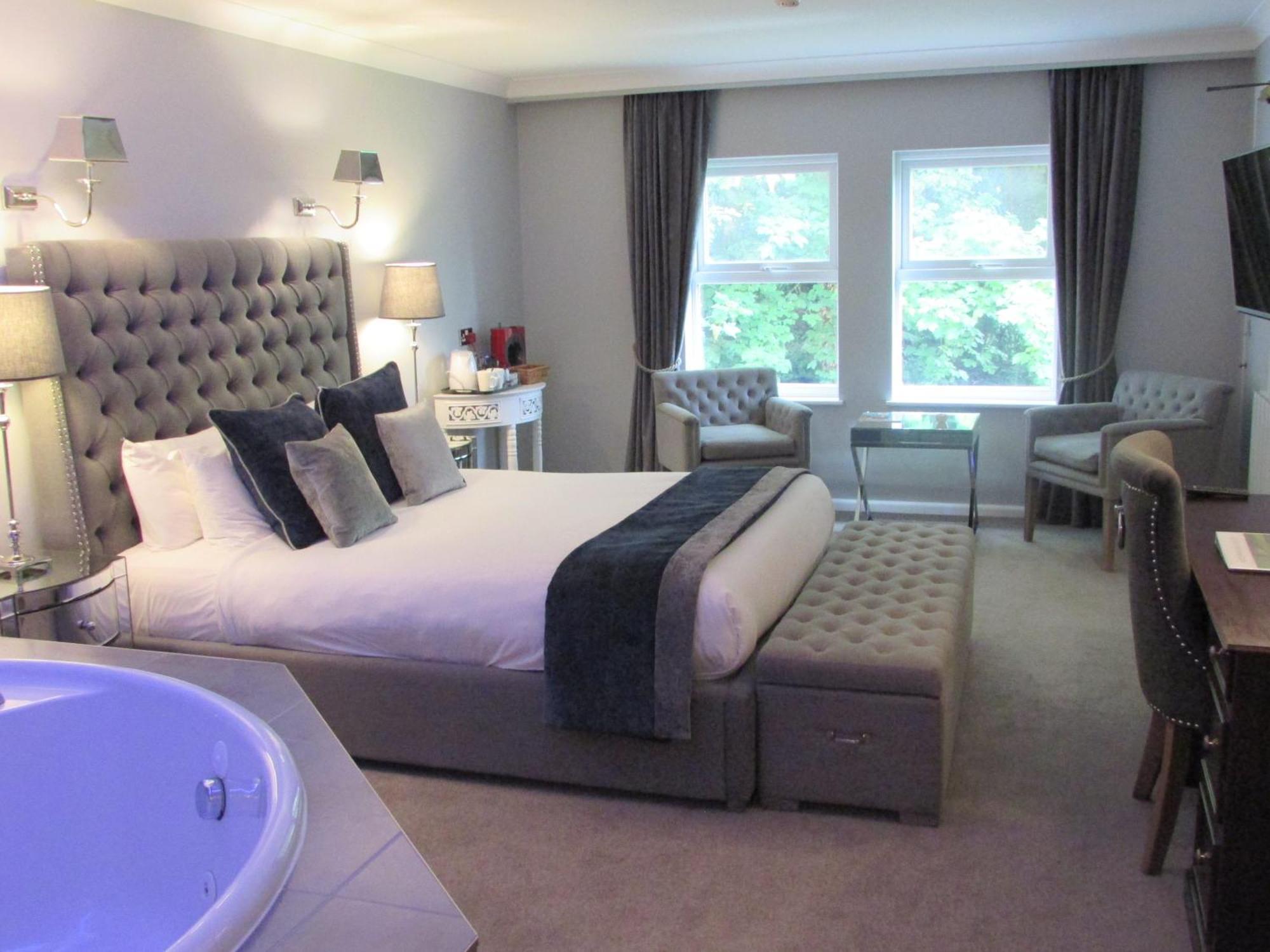 Deluxe King Room with Jetted Tub - Non-Smoking