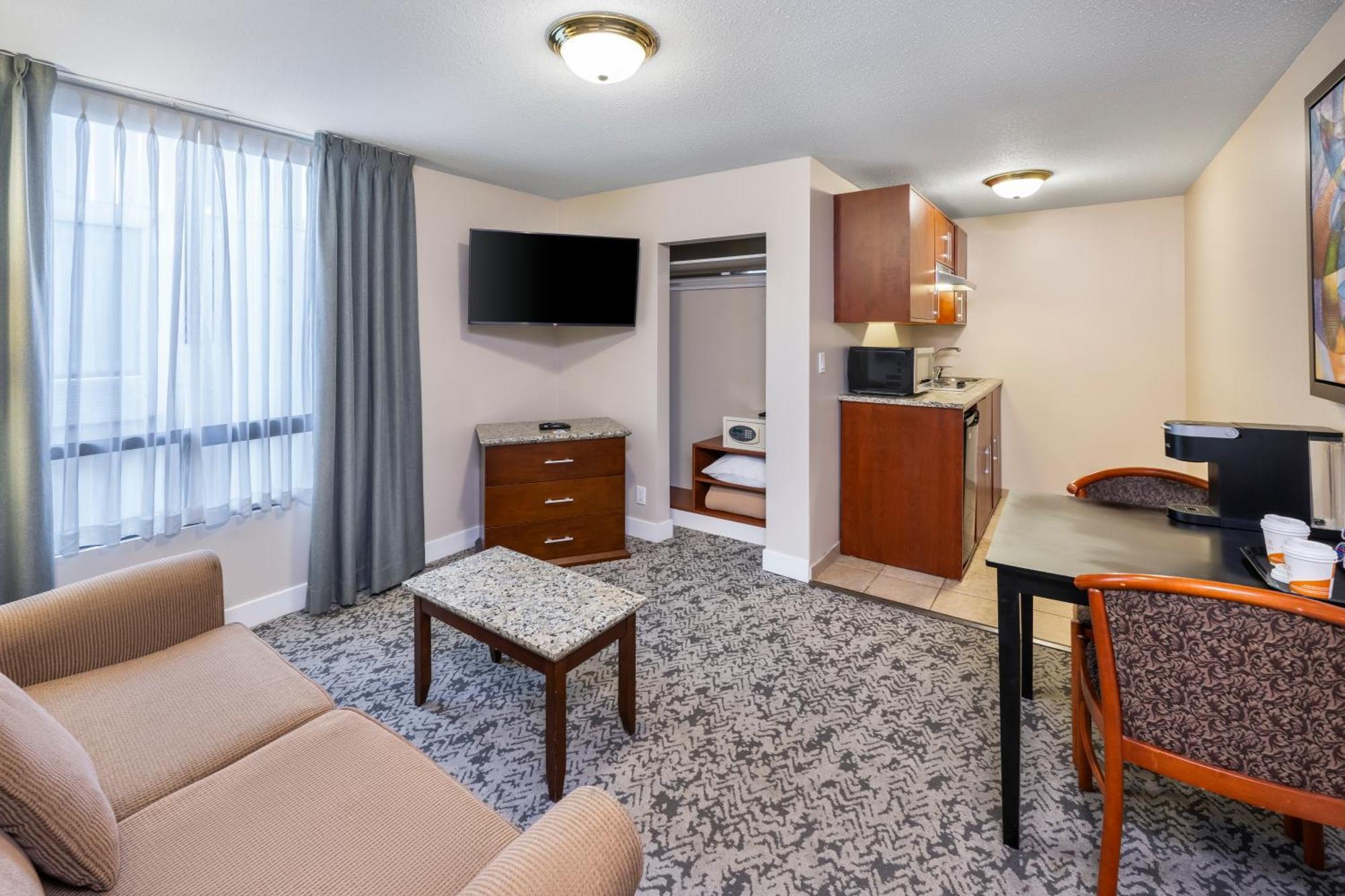 One-Bedroom Queen Suite - Non-Smoking
