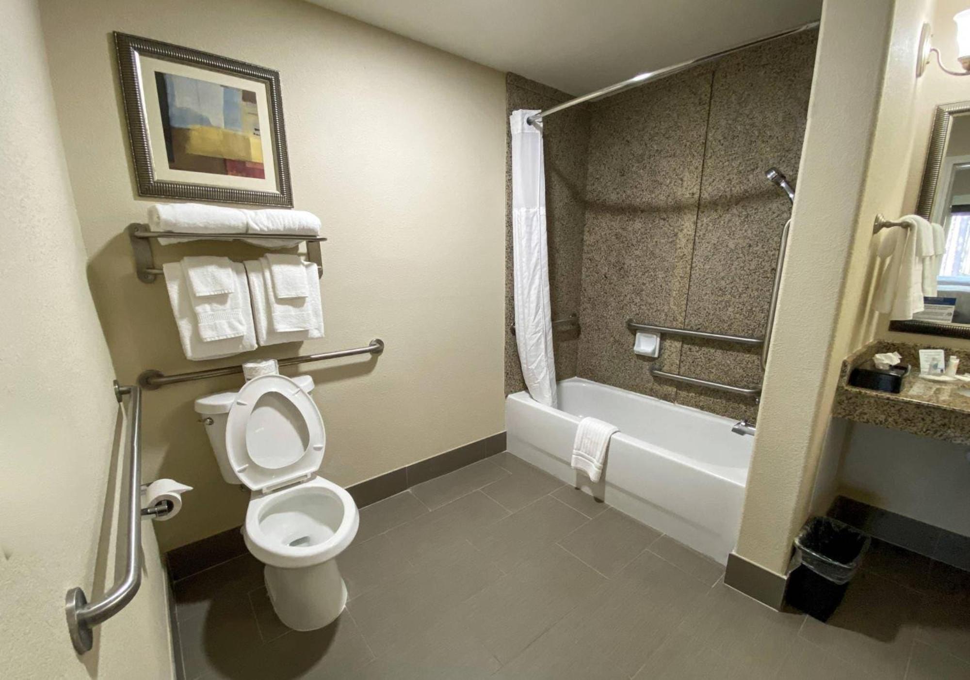 Queen Suite Deluxe Accessible