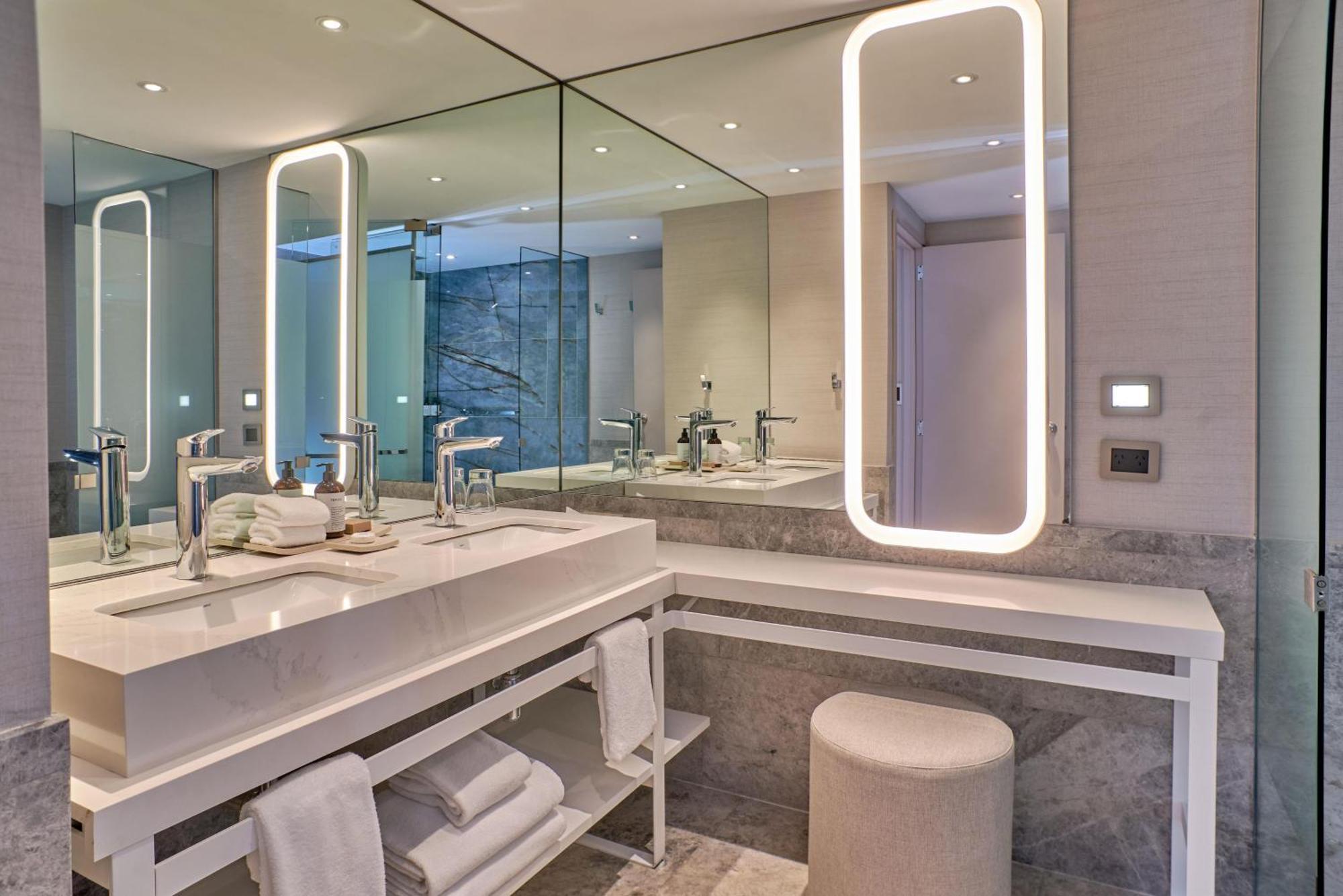 Executive King Petite Suite