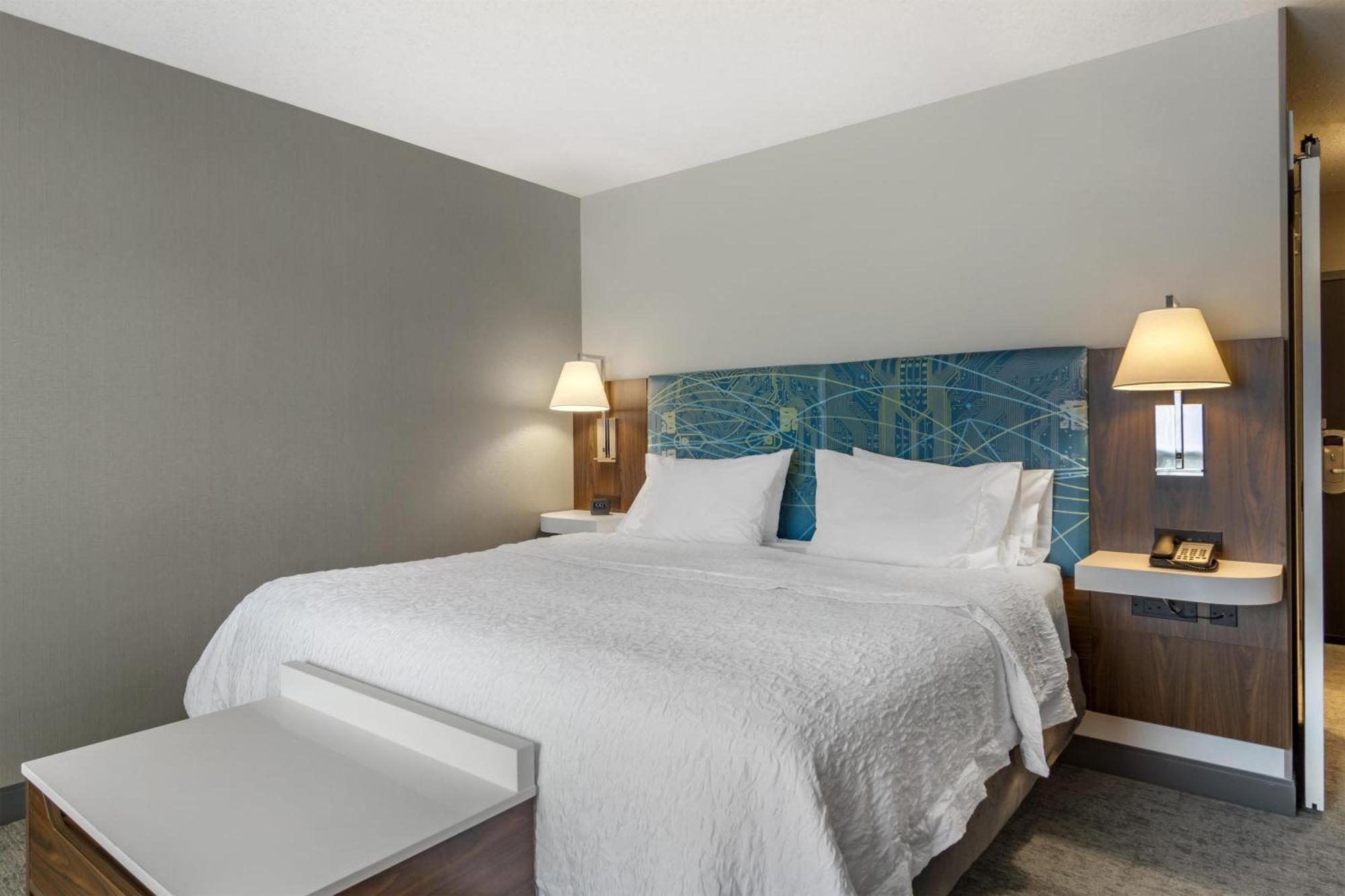 King Room with King Bed - Non-Smoking