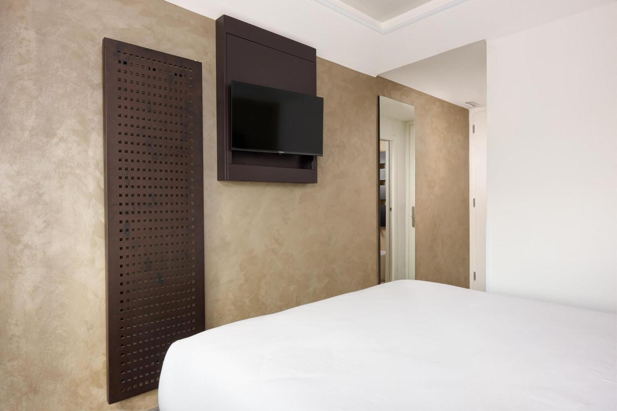 Kleines Zimmer mit Queensize-Bett