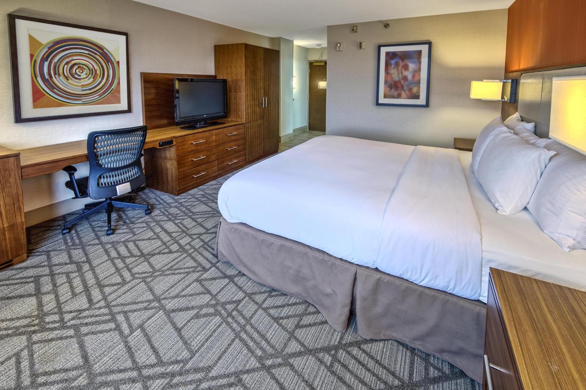King Room with Tub - Mobility and Hearing Access