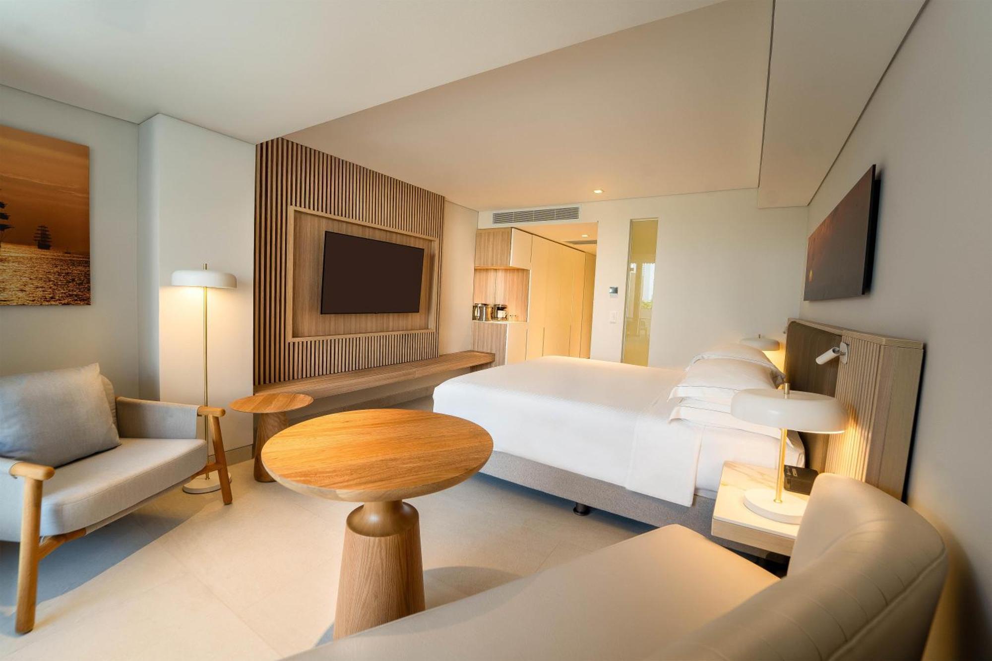 Queen Room Lanai City View