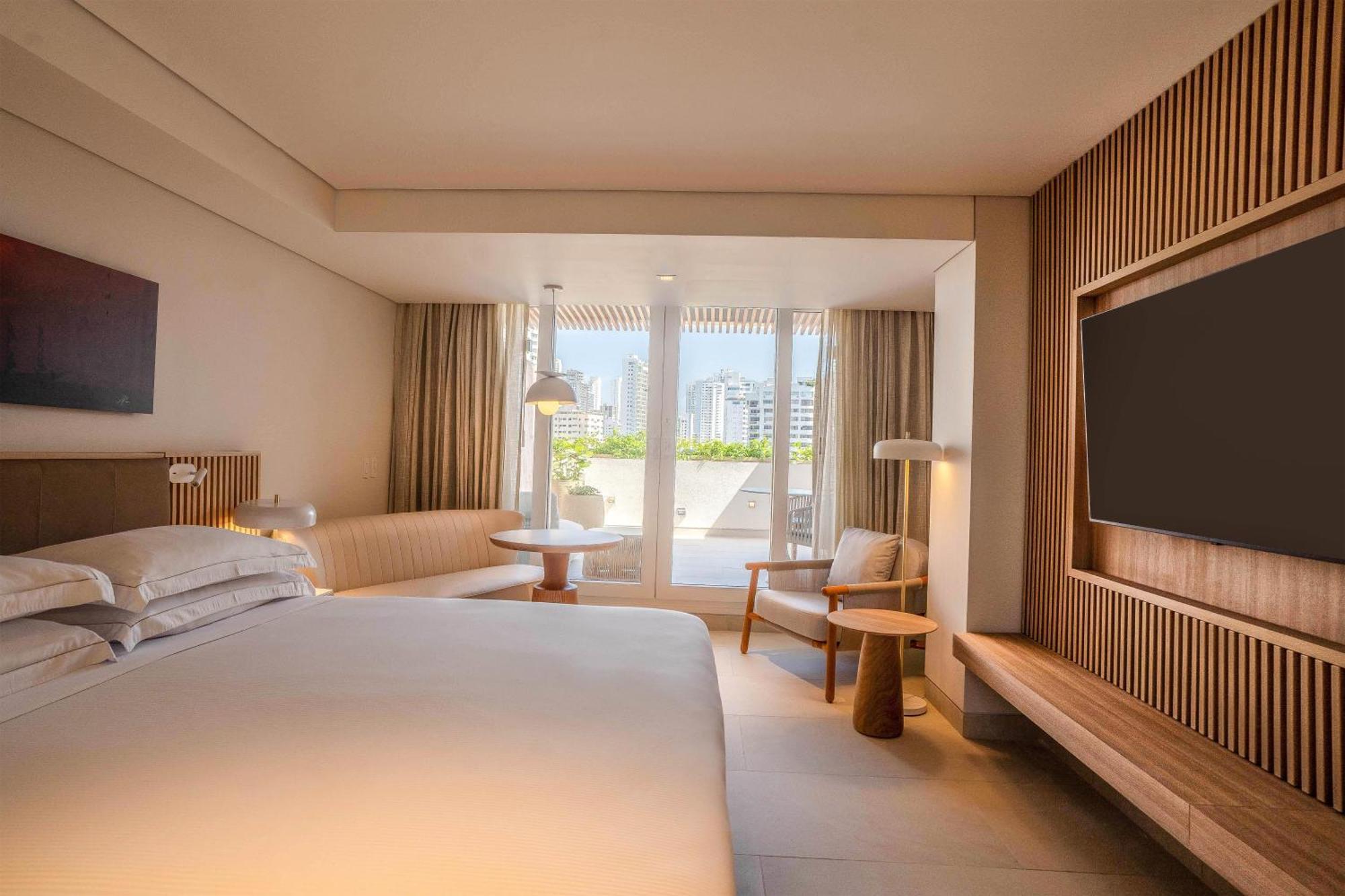 Queen Room Lanai City View